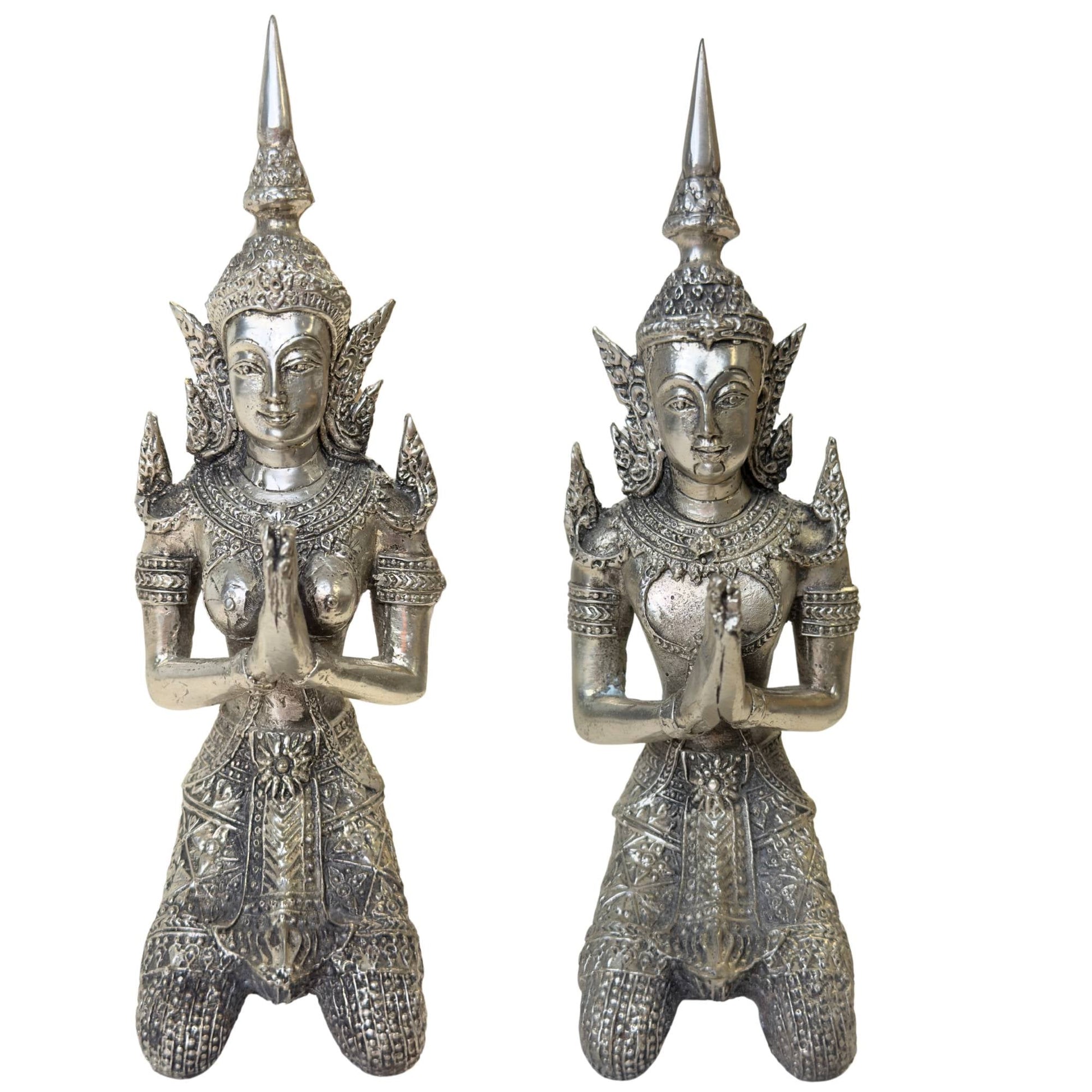 Paar verzilverde Thaise Thepanom engelen in Anjali Mudra pose.