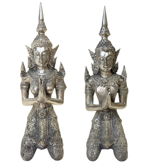 Paar verzilverde Thaise Thepanom engelen in Anjali Mudra pose.