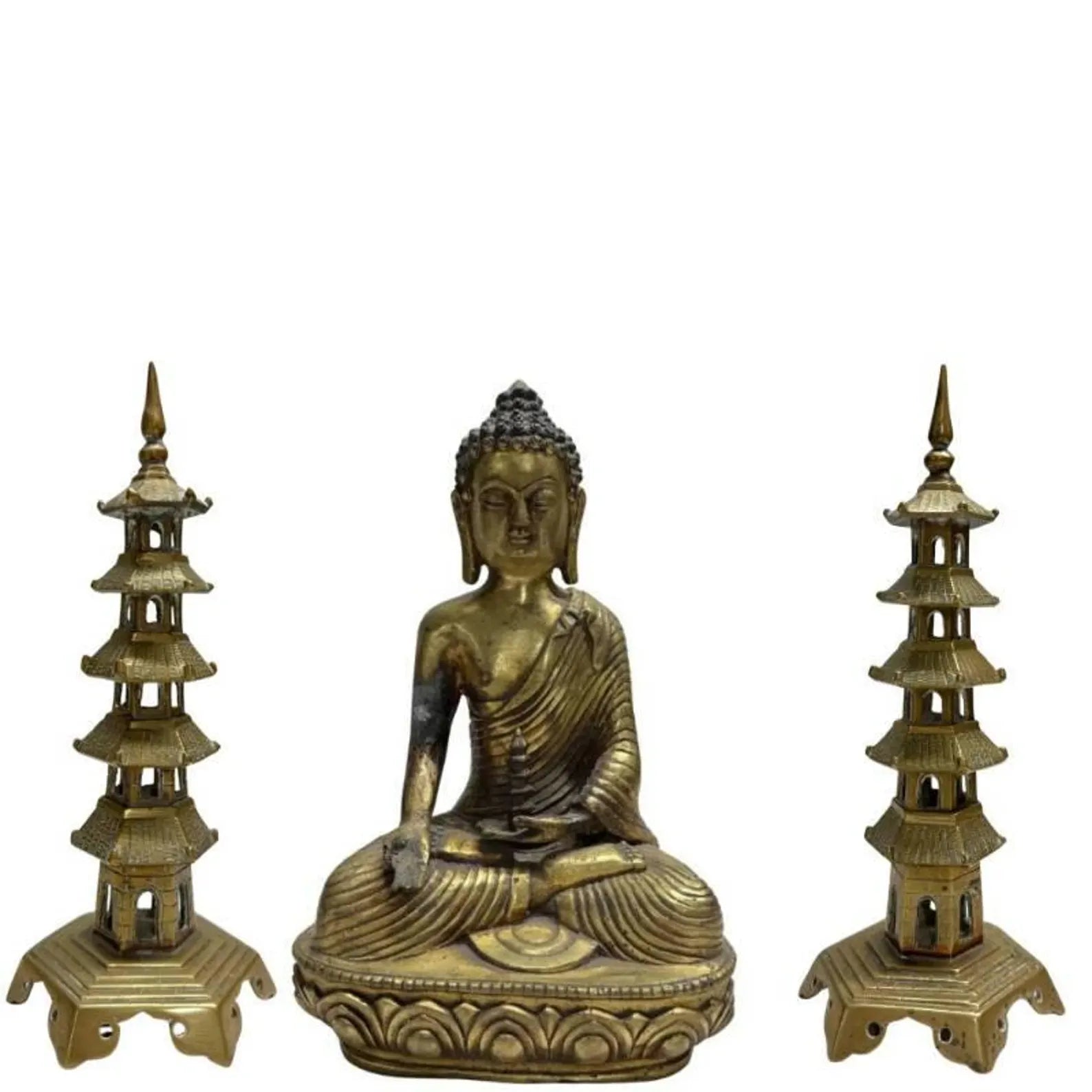 Sfeervolle 3-delige vintage Chinese bronzen altaarset gefotografeerd op een witte achtergrond, bestaande uit een centraal zittend Medicijn Boeddha Bhaisajyaguru beeld geflankeerd door twee identieke vijflaagse pagode torens op een zeshoekige voet.