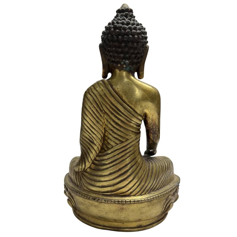Volledig achteraanzicht van het vintage deels vergulde Chinese bronzen Boeddhabeeld, zittend op een ovale lotuszetel met de nadruk op de strakke, diagonale plooien van het monnikskleed over de rug, referentiebestand 5.Chinese Bronze Buddha