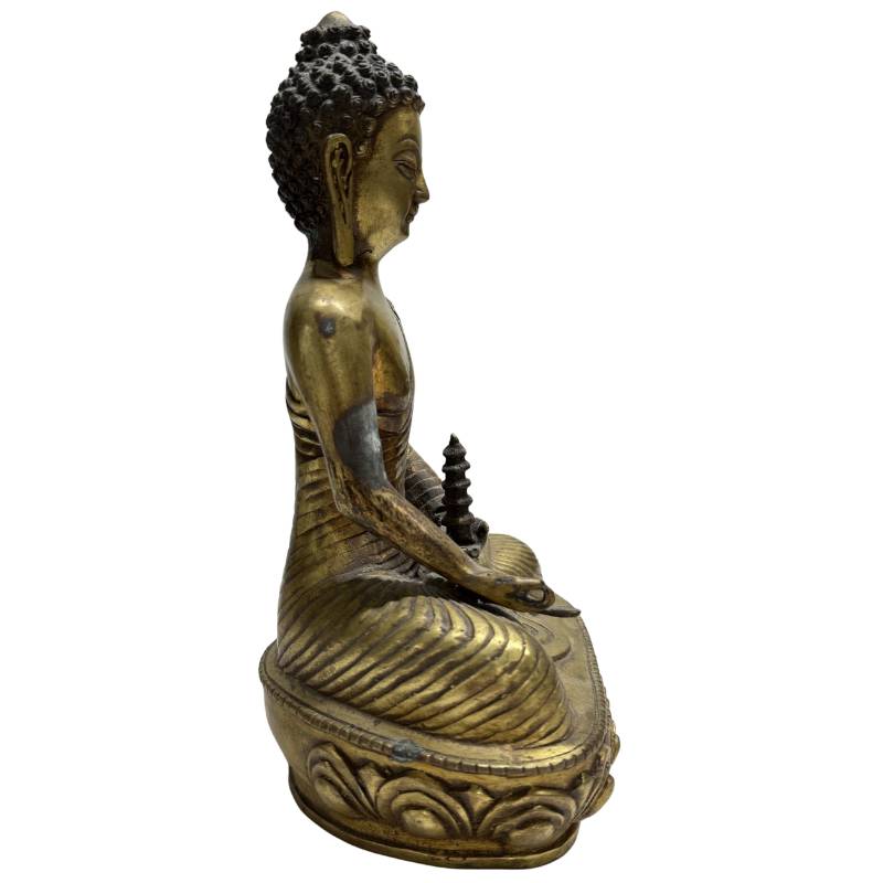 Zijaanzicht van het vintage deels vergulde Chinese bronzen Medicijn Boeddha Bhaisajyaguru beeld zittend op een lotusbasis, met een duidelijke weergave van het profiel, de rugpartij en de gelaagde plooien van het gewaad, referentiebestand 3.Chinese Bronze Buddha