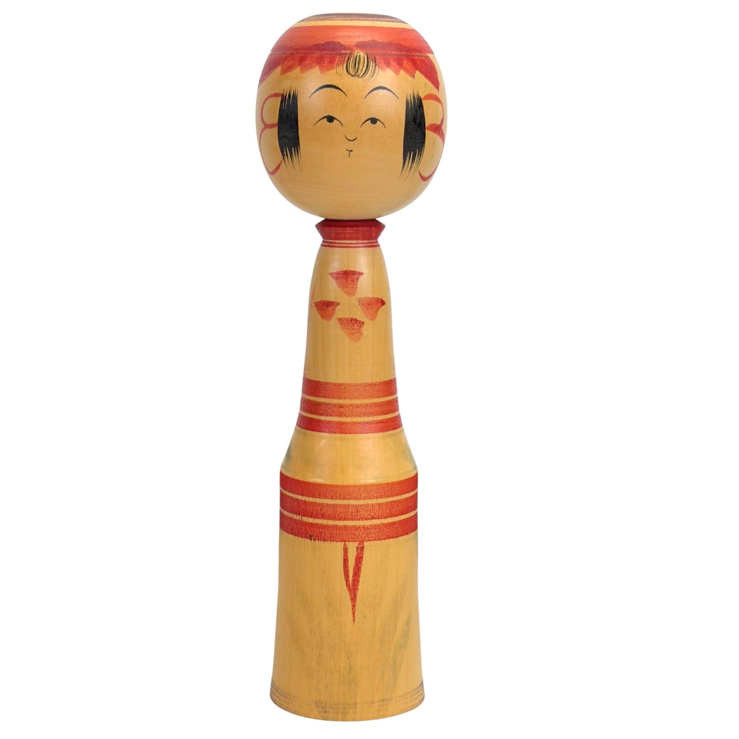 Vooraanzicht van de traditionele Japanse Dento Kokeshi pop in Togatta-stijl met handgeschilderde chrysantenblaadjes en een sereen gelaat.