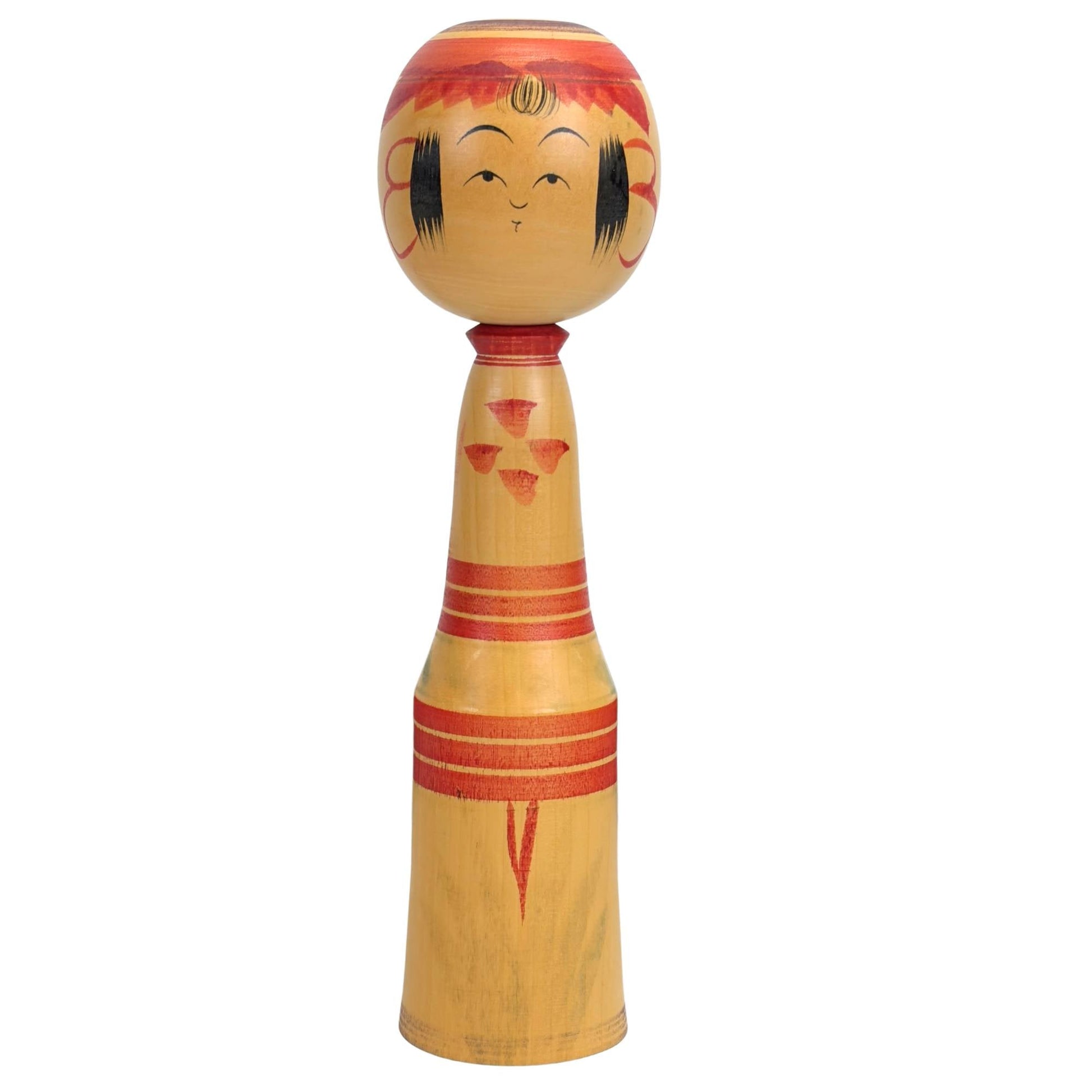 Vooraanzicht van de traditionele Japanse Dento Kokeshi pop in Togatta-stijl met handgeschilderde chrysantenblaadjes en een sereen gelaat.