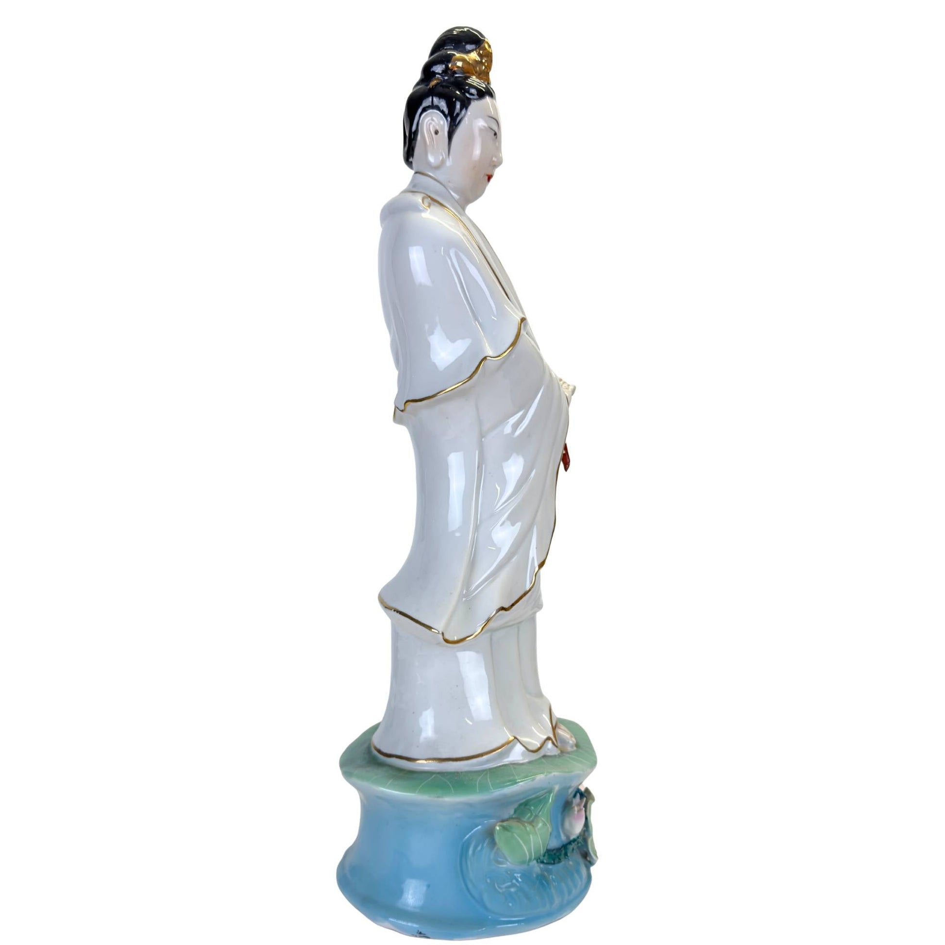 Vintage Guan Yin sculptuur als zen-decoratie voor een harmonieus interieur.