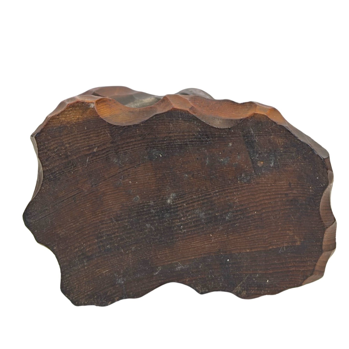 Direct onderaanzicht van de massieve houten basis, tonend de vlakke dwarsdoorsnede van de Hinoki boomstam met donkere organische wassing.