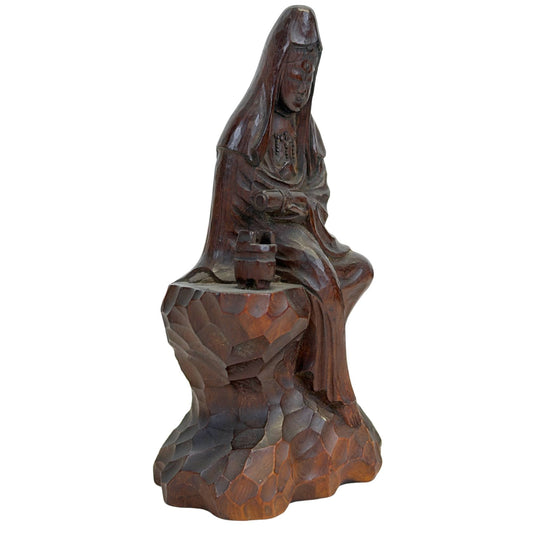 Driekwart vooraanzicht van de rechterzijde, tonend het beitelwerk van de rotsen en de verfijnde gelaatstrekken van de Kannon.