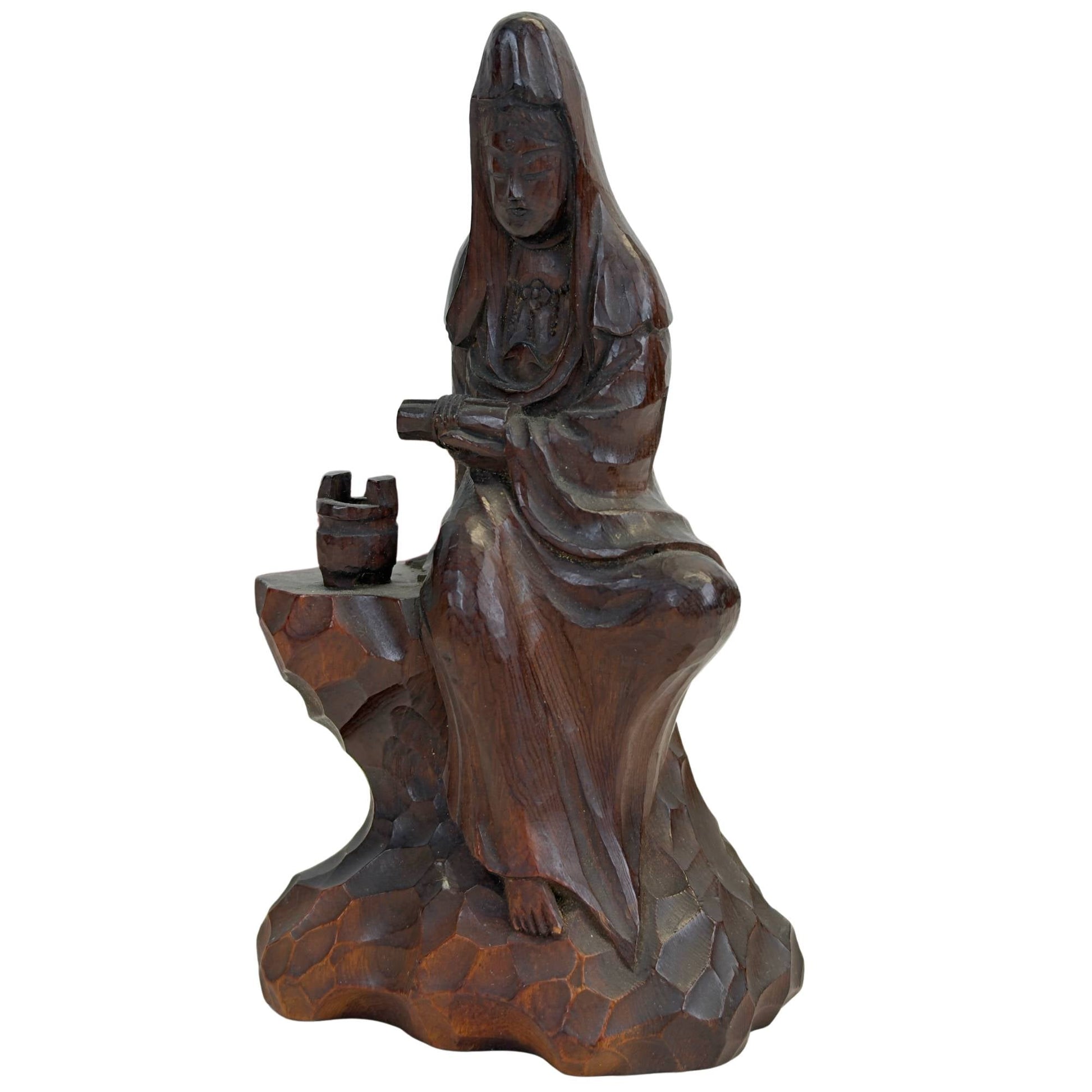 Driekwart vooraanzicht van de linkerzijde, illustrerend de meditatieve expressie van het gezicht en de handgepolijste wrijvingspatina op de schouders.