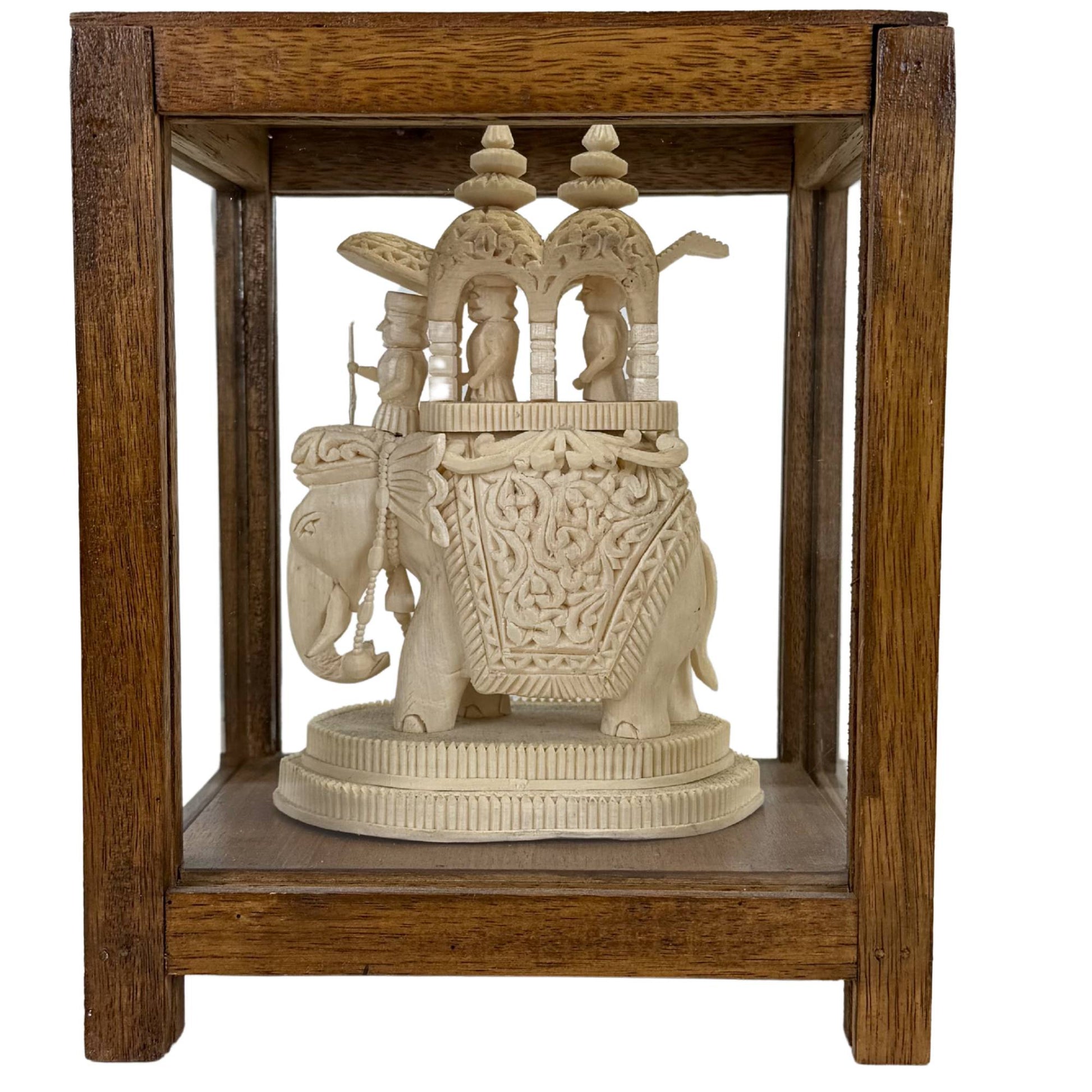 vintage indiaas vitrine object met sholapith olifantenbeeld