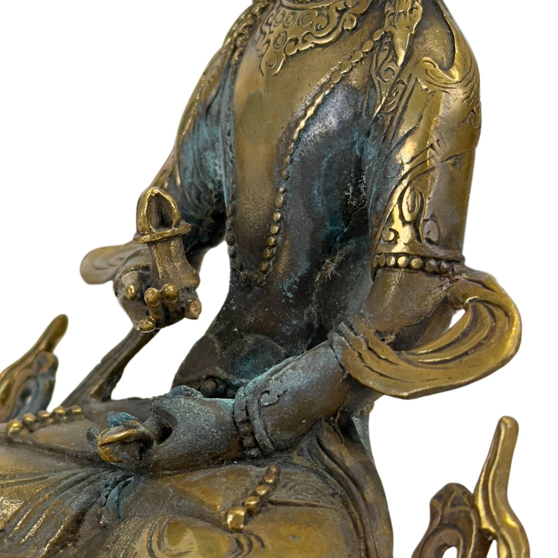 Onderzijde van de messing Amitayus sculptuur met een glad afgewerkte standring