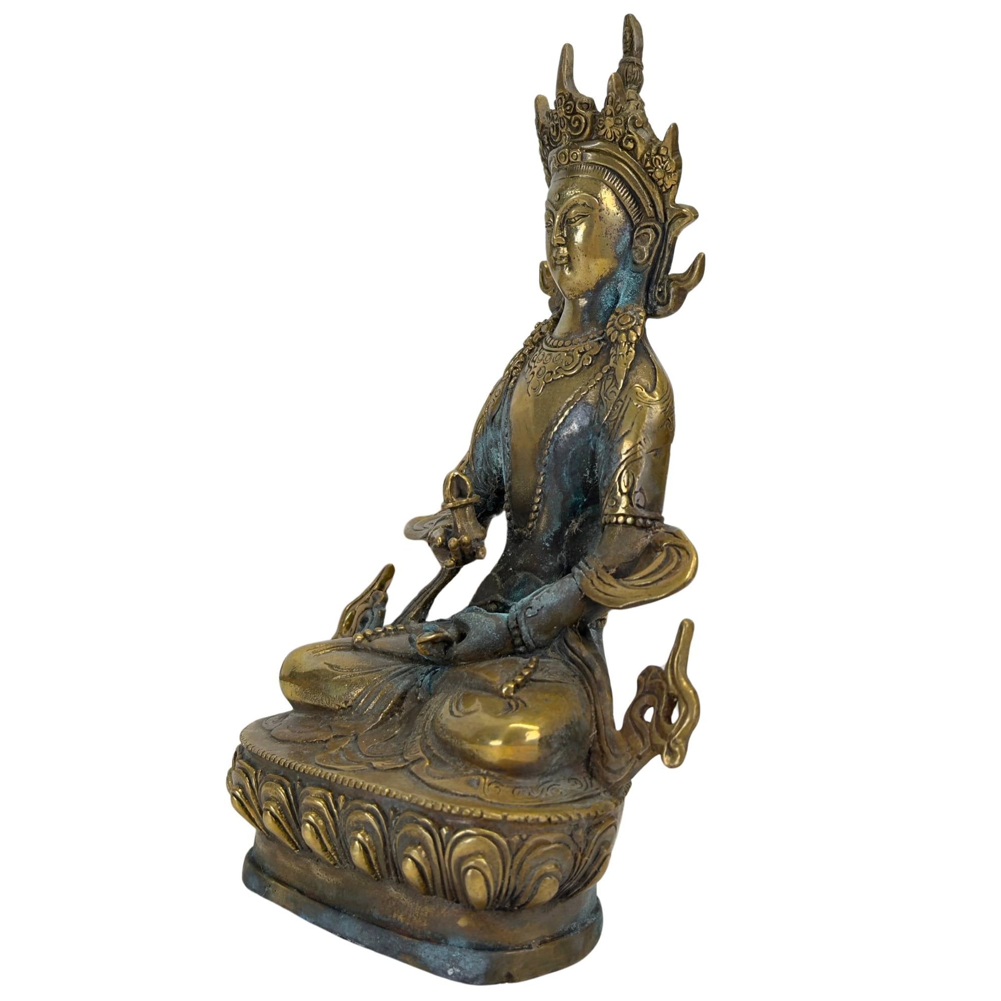 Expressieve boeddhistische sculptuur van Amitayus met de heilige Kalasha