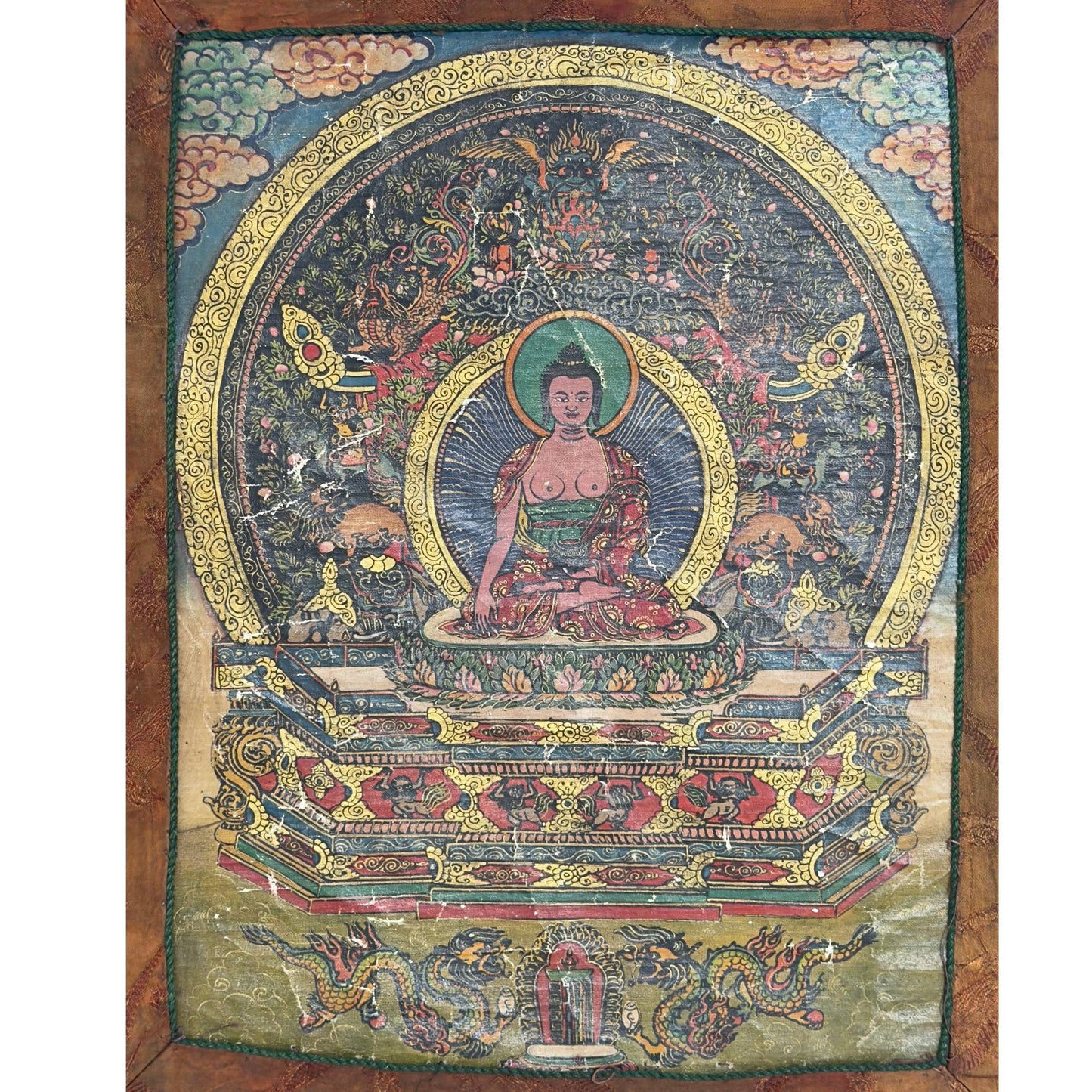 Vintage Shakyamuni Boeddha thangka (76x54 cm) gepresenteerd als indrukwekkende wanddecoratie in een moderne hal