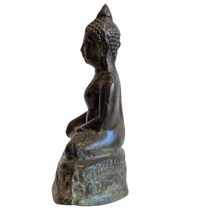 Left profile of the seated Thai Buddha in meditation posture