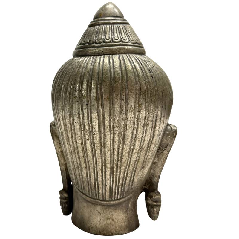 Achterzijde van een massief gegoten messing en bronzen Boeddha buste uit Thailand, oosterse mystiek en rustgevende interieurdecoratie.