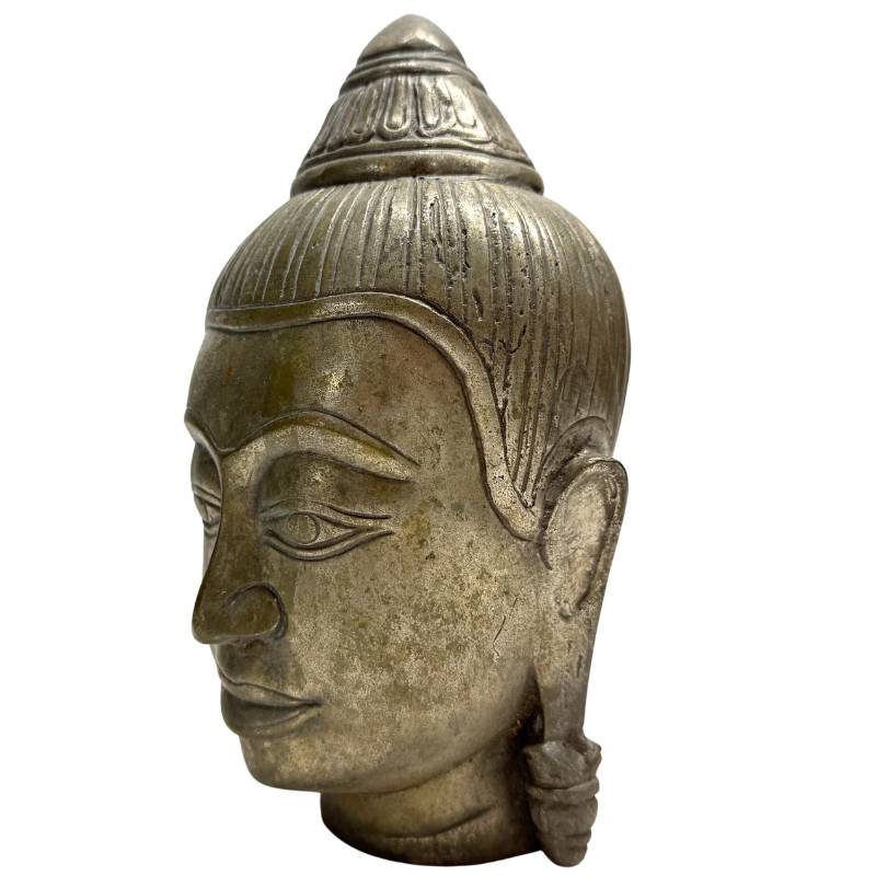 Serene gezichtsuitdrukking van een vintage Thais Boeddha hoofd van brons, spiritueel cadeau en Aziatische altaar decoratie.