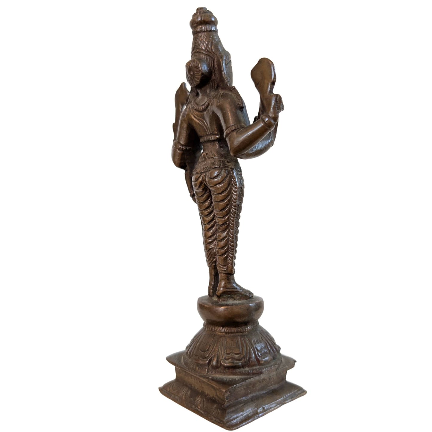 Detail van de Abhaya Mudra handgebaar op antiek bronzen beeld.