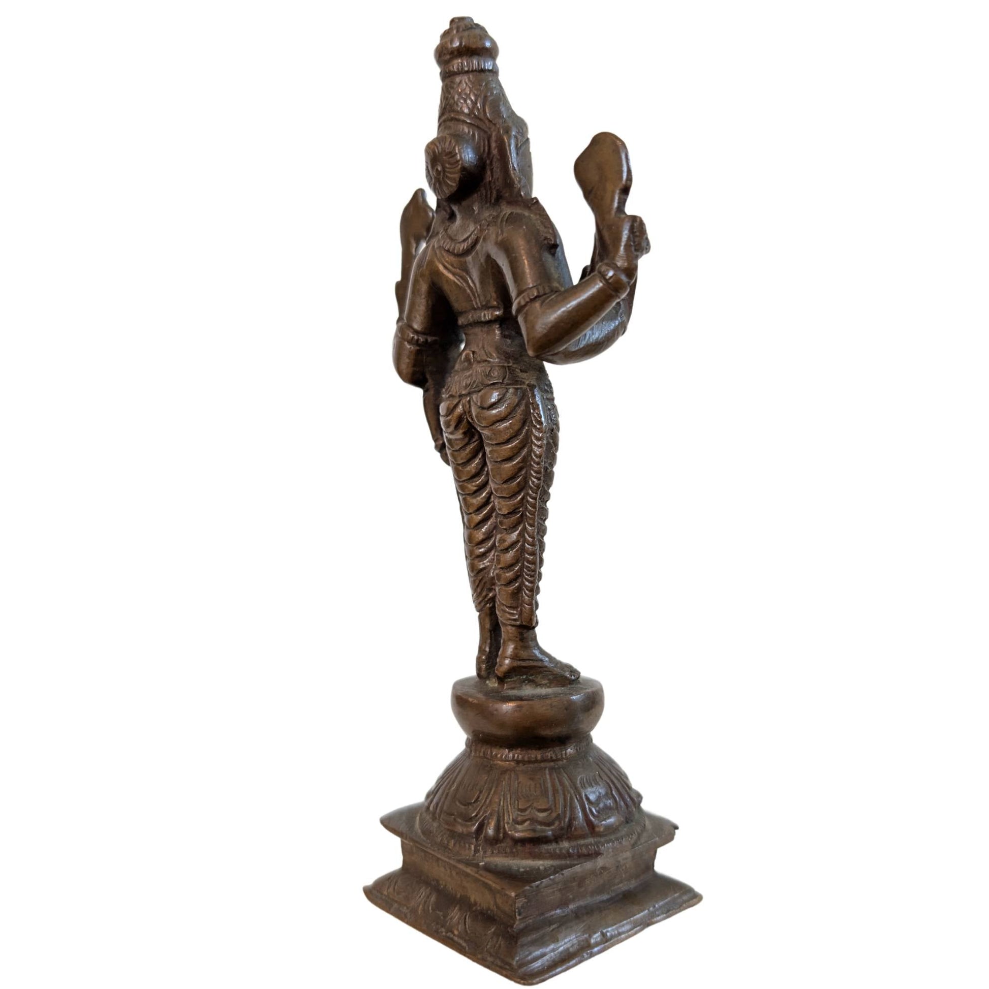 Detail van de Abhaya Mudra handgebaar op antiek bronzen beeld.