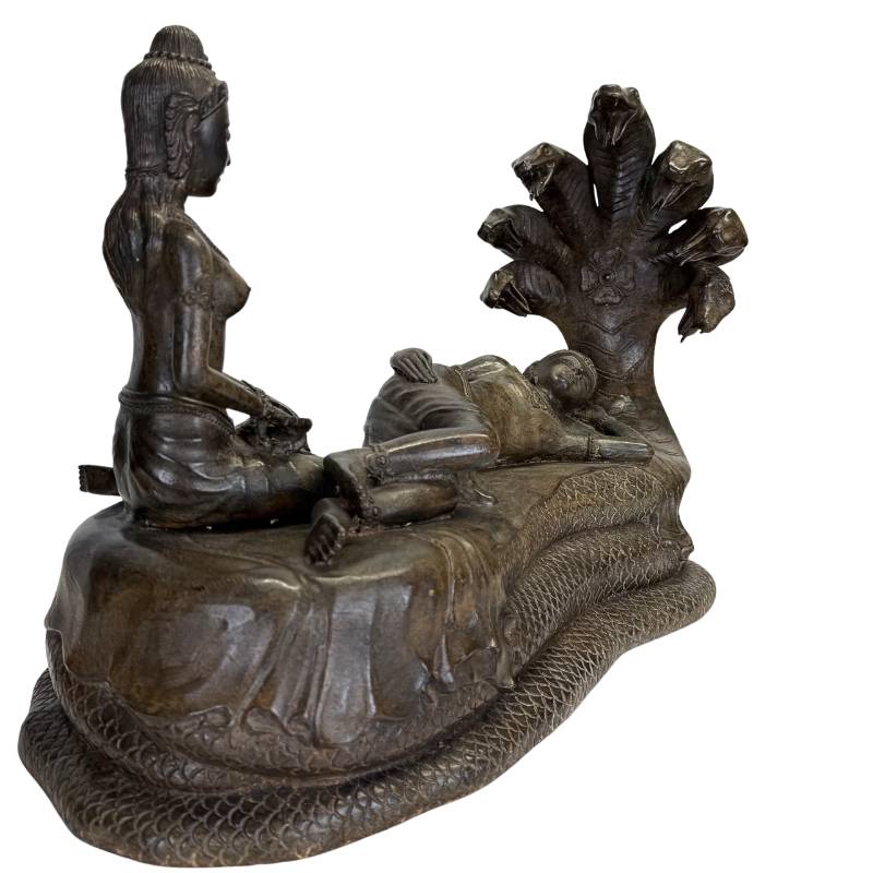 Gedetailleerd Khmer-stijl beeld van Vishnu en Lakshmi