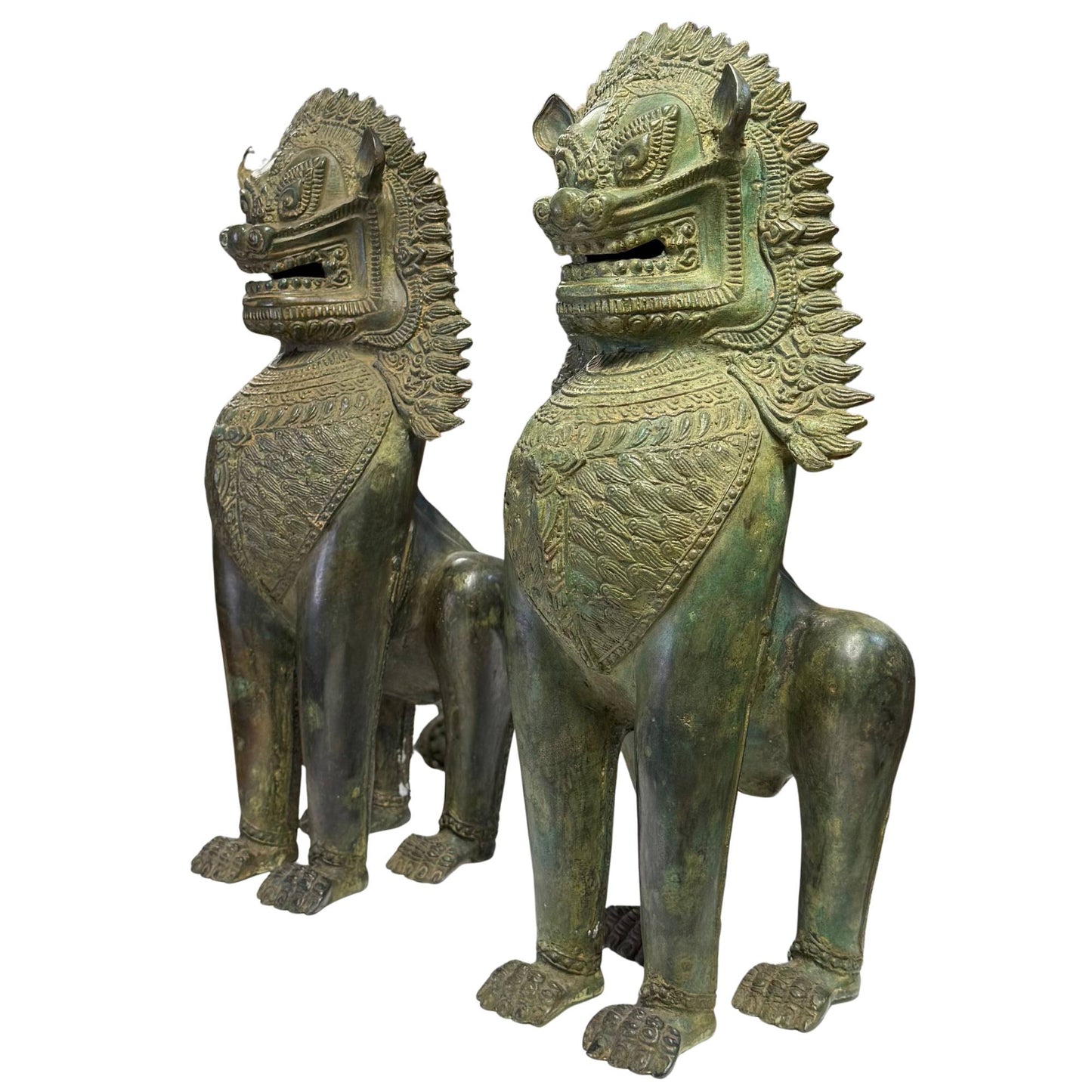 Detail van de karakteristieke vlamachtige manen op een Singha leeuw in oud brons