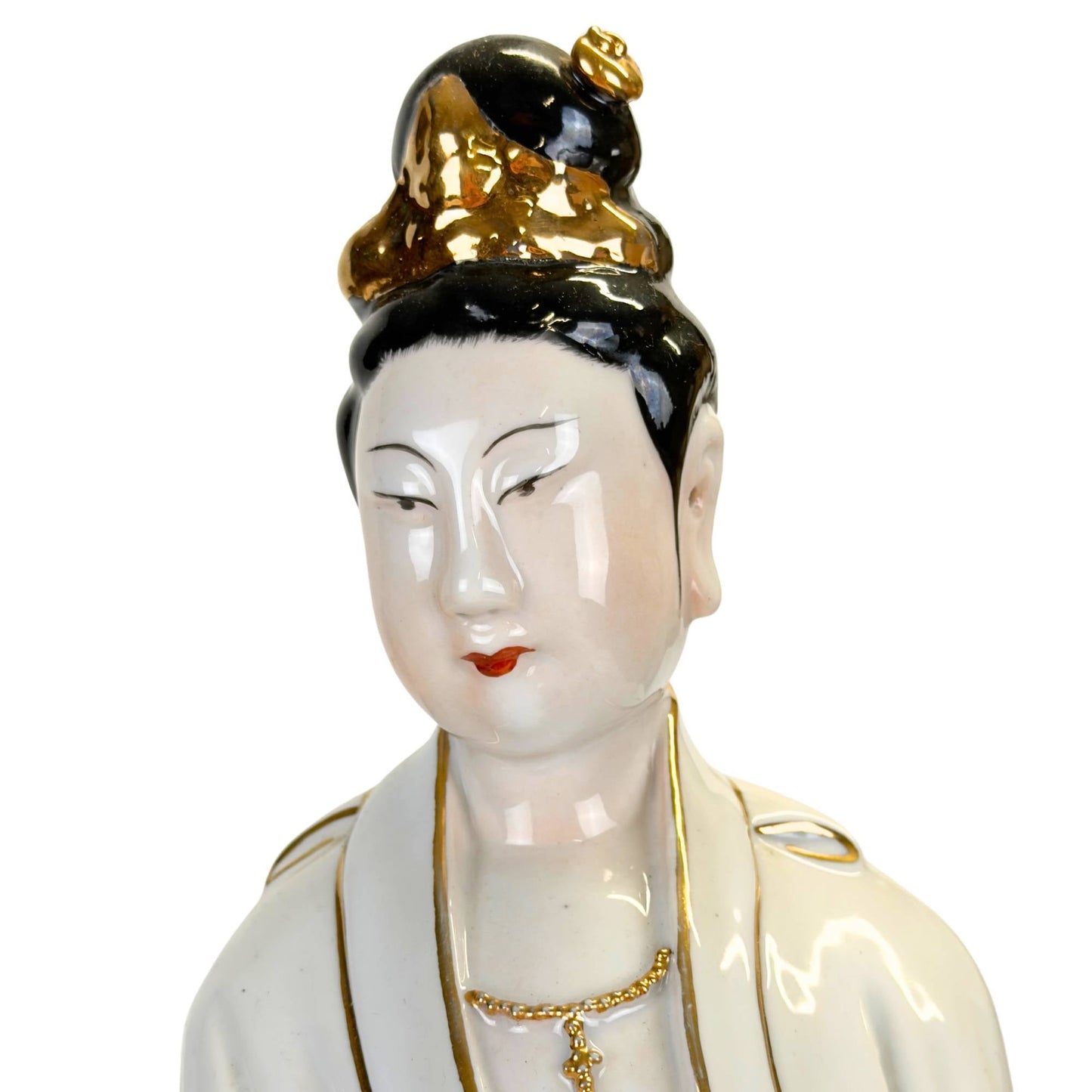 Sculptuur van wit porselein met vloeiende gewaden en gouden biezen.