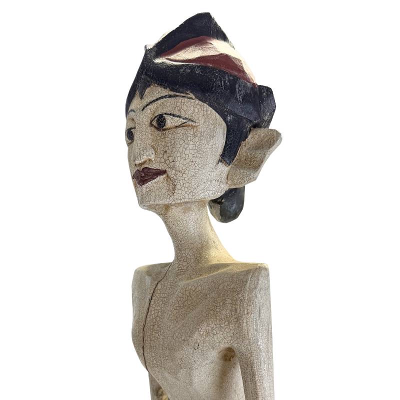 Detail van de vrouwelijke figuur gekleed in een traditionele Kemben.