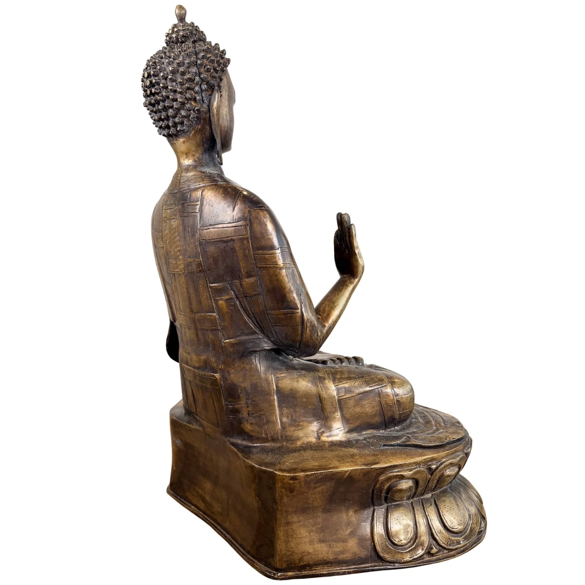 Achterzijde van vuurverguld bronzen Boeddhabeeld met gedetailleerd gewaad en oude slijtage *rijstveld patroon