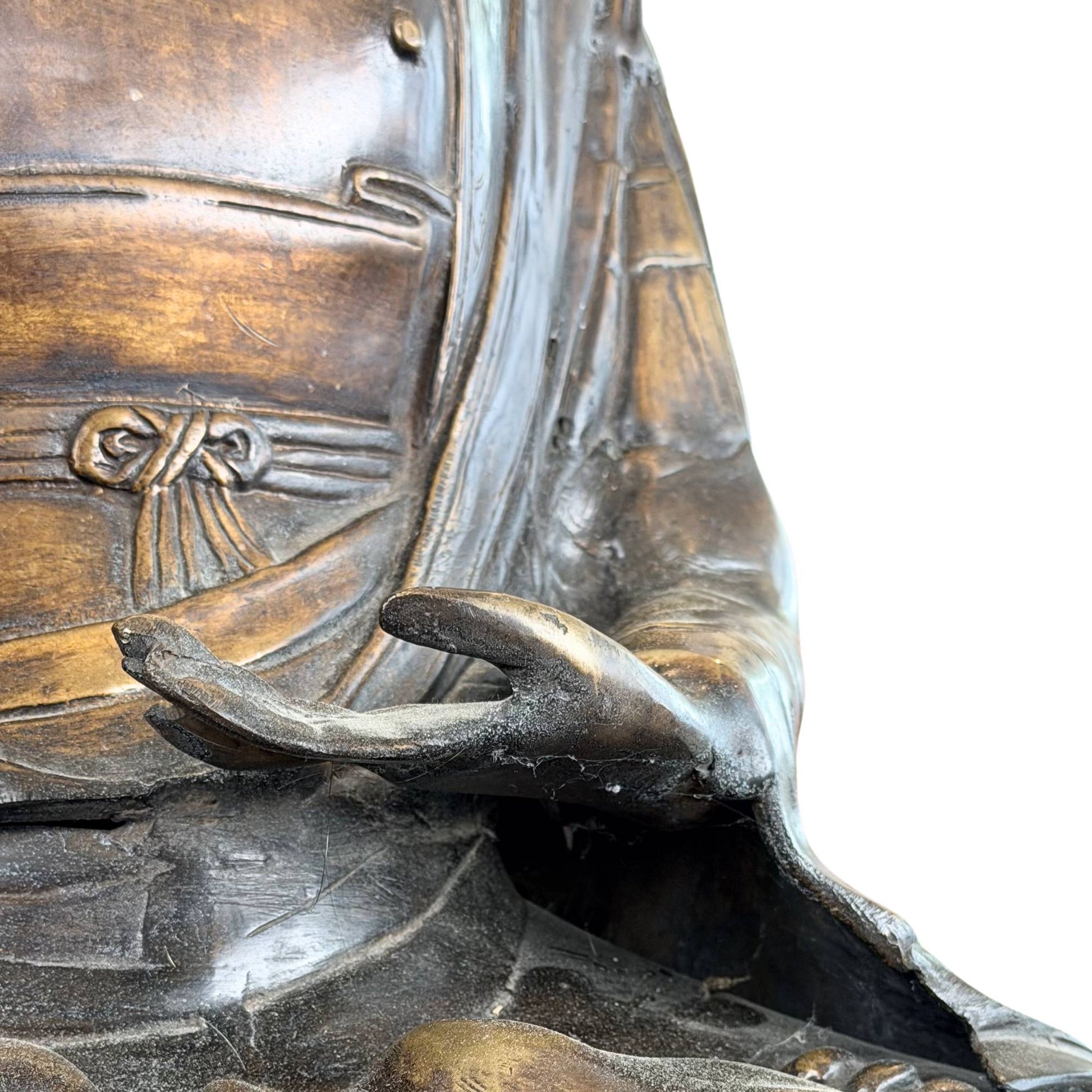 Detail van de handmudra bij een vuurvergulde bronzen Boeddha met oude patina, rituele betekenis en fijne afwerking