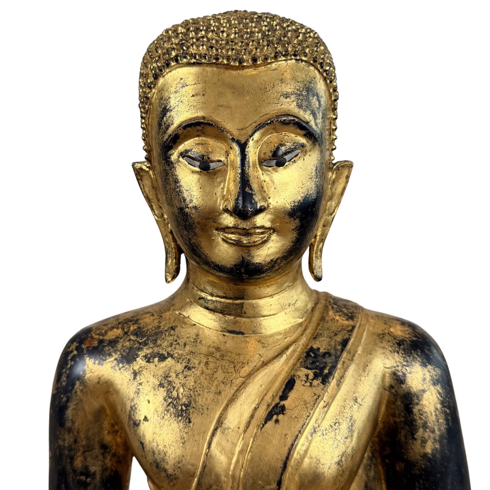 Vuurvergulde bronzen Boeddha met rode accenten, ingelegde ogen en decoratieve lotusbasis
