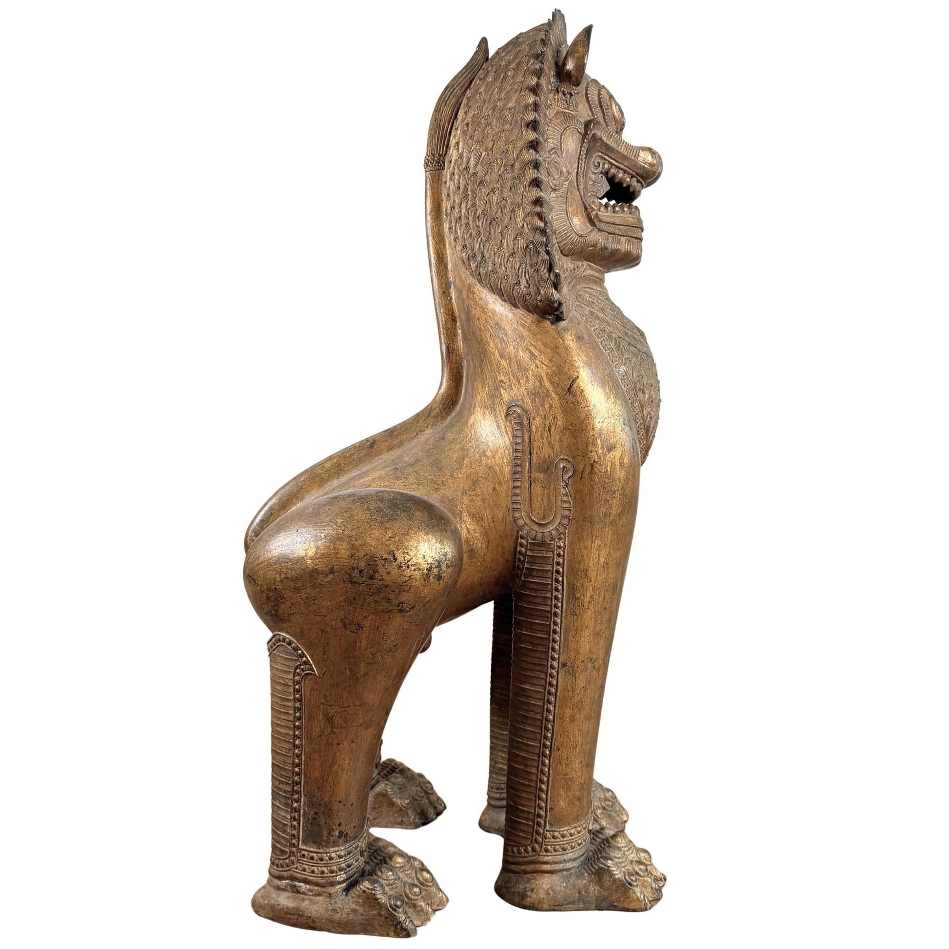 Vuurvergulde Singha leeuw uit Thailand Siam, zeldzame boeddhistische guardian lion met oude rituele uitstraling