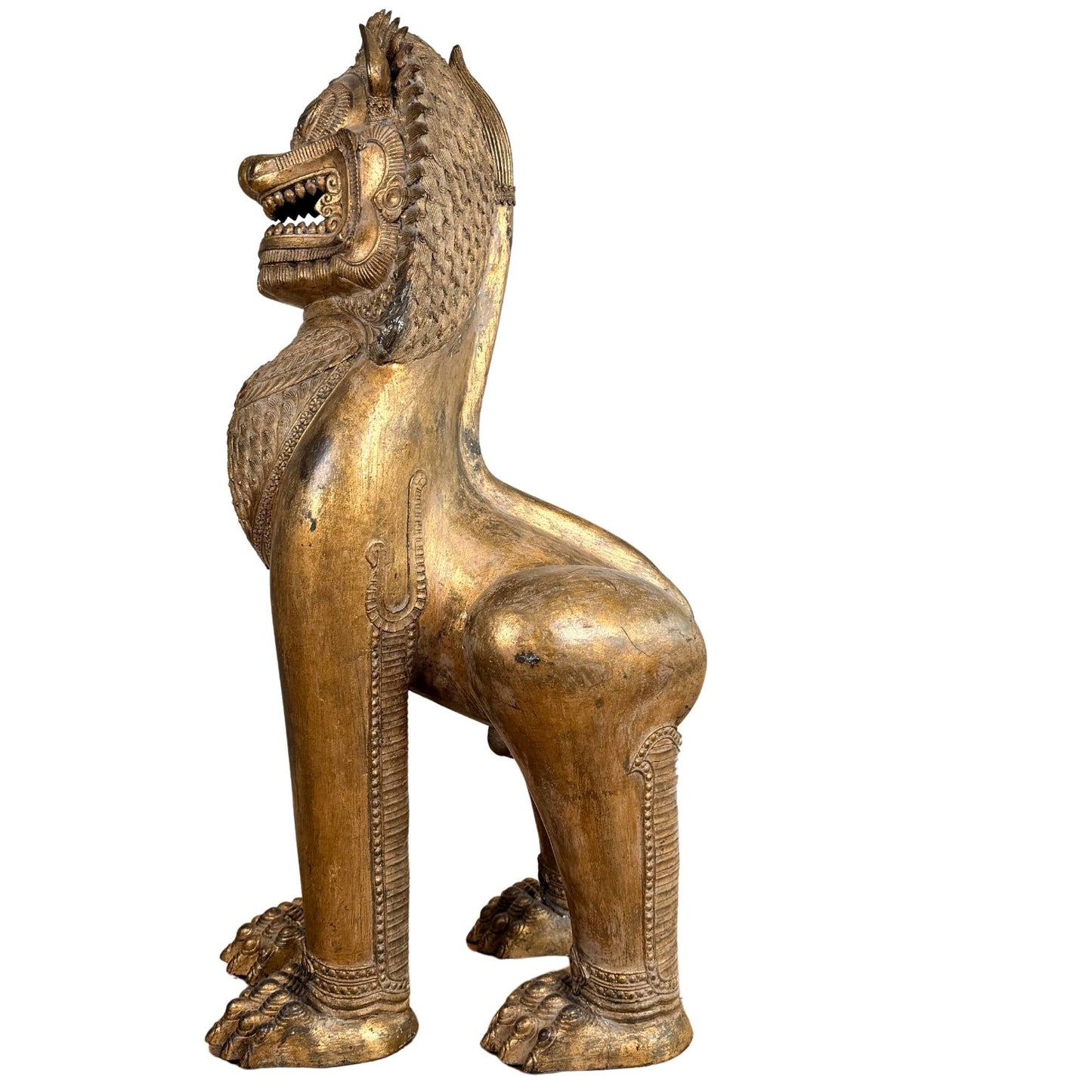 Vuurvergulde Thaise Singha leeuw, monumentaal antiek tempelbeeld met diepe ouderdomssporen