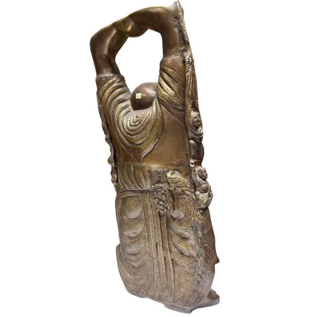 Budai beeld met een warme bruine en goudkleurige patina afwerking.