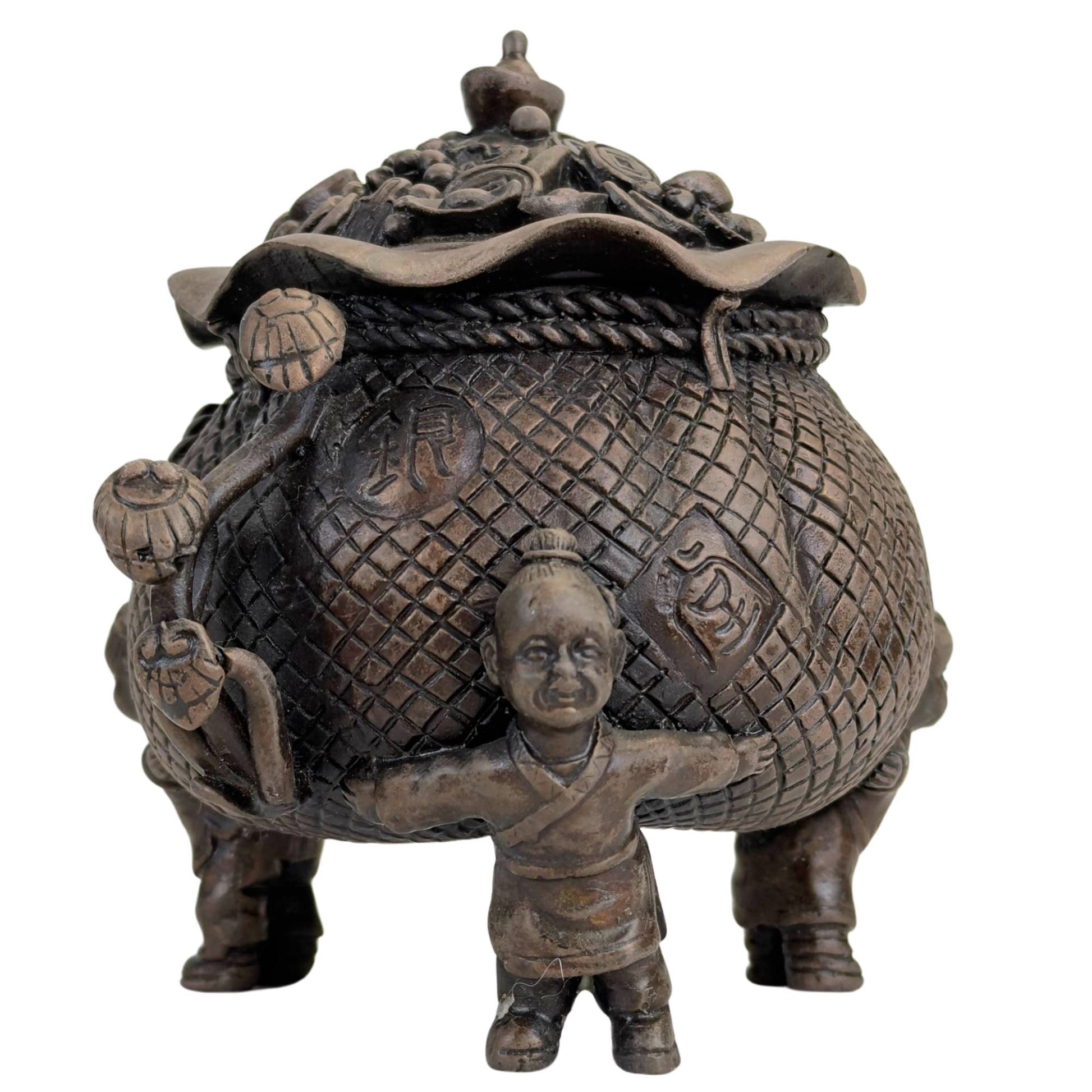 Detail van de deksel met goudstaven, munten en overvloedsymboliek
