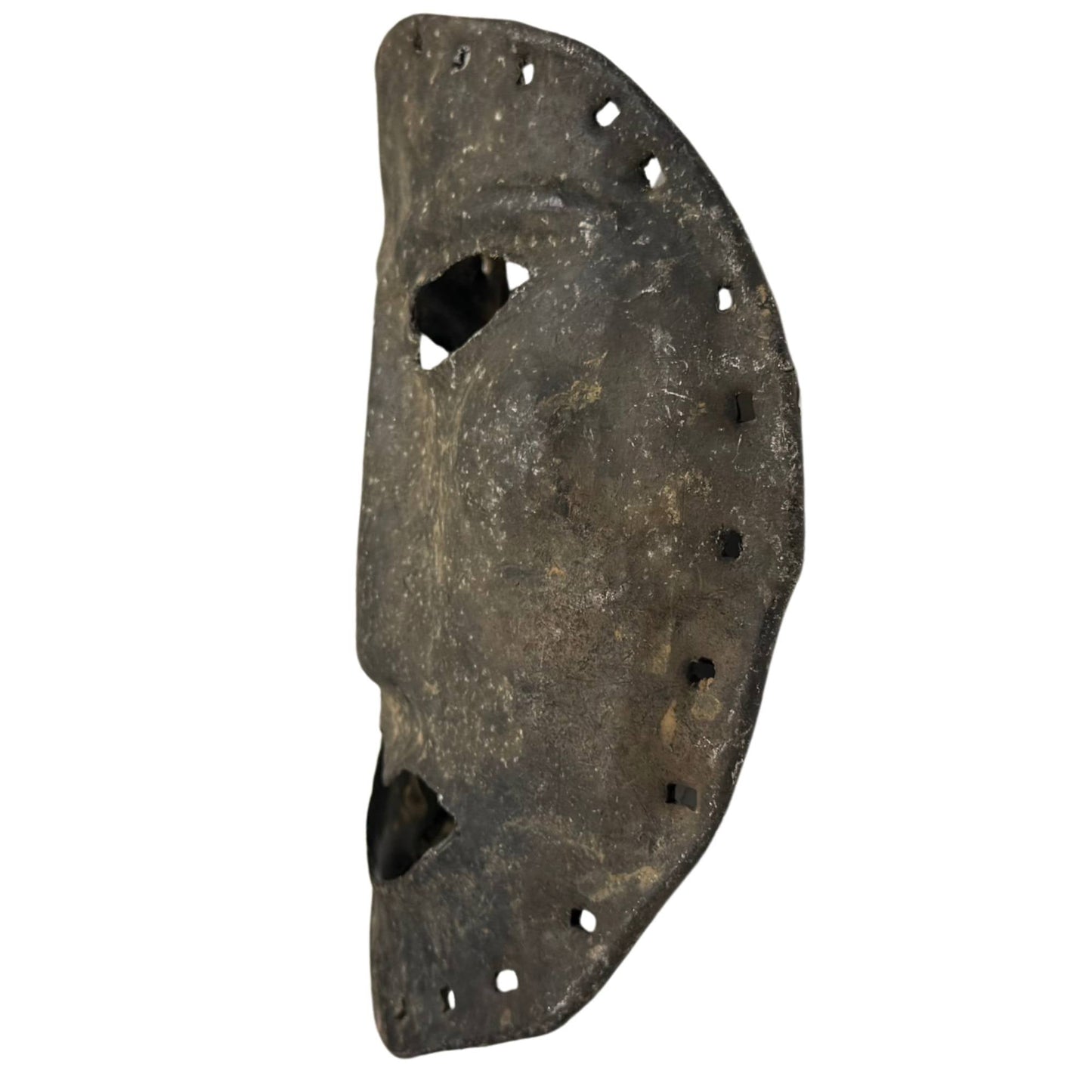 Zeldzaam sjamanistisch masker van metaal, antiek Himalaya wandobject met primitieve expressie en unieke draaggaten