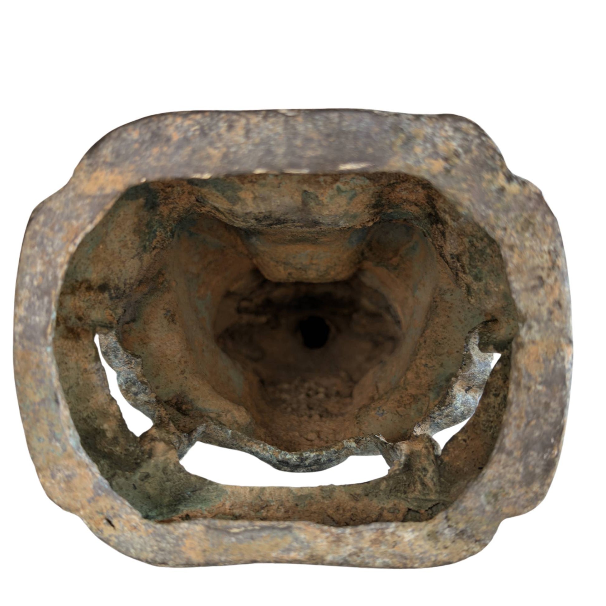 Zeldzaam studieobject voor kenners van vroege Aziatische metaalkunst.