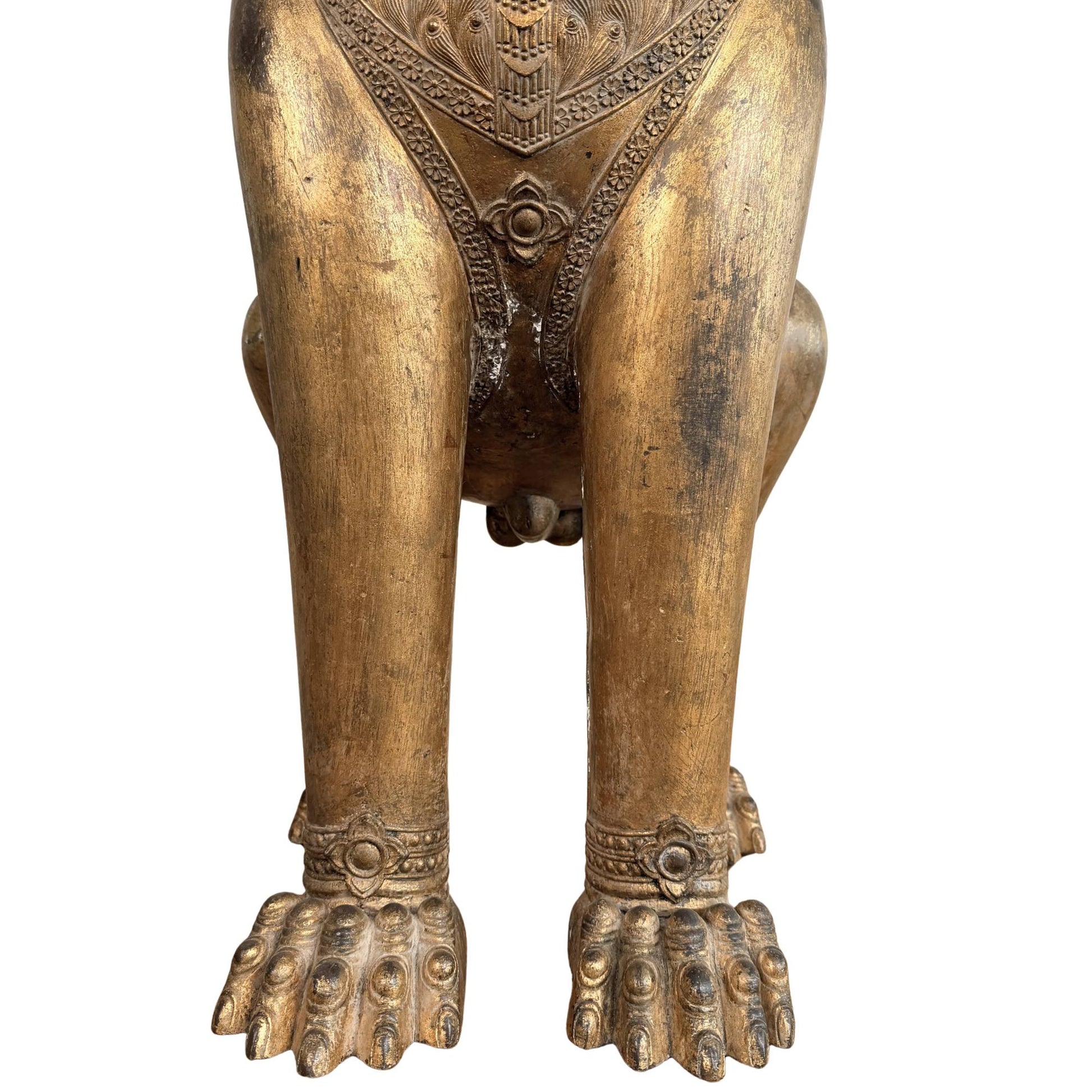 Zeldzaam Thais tempelbeeld van een Singha leeuw, antiek verguld wachtersbeeld met spirituele betekenis eb zijn voorpoten