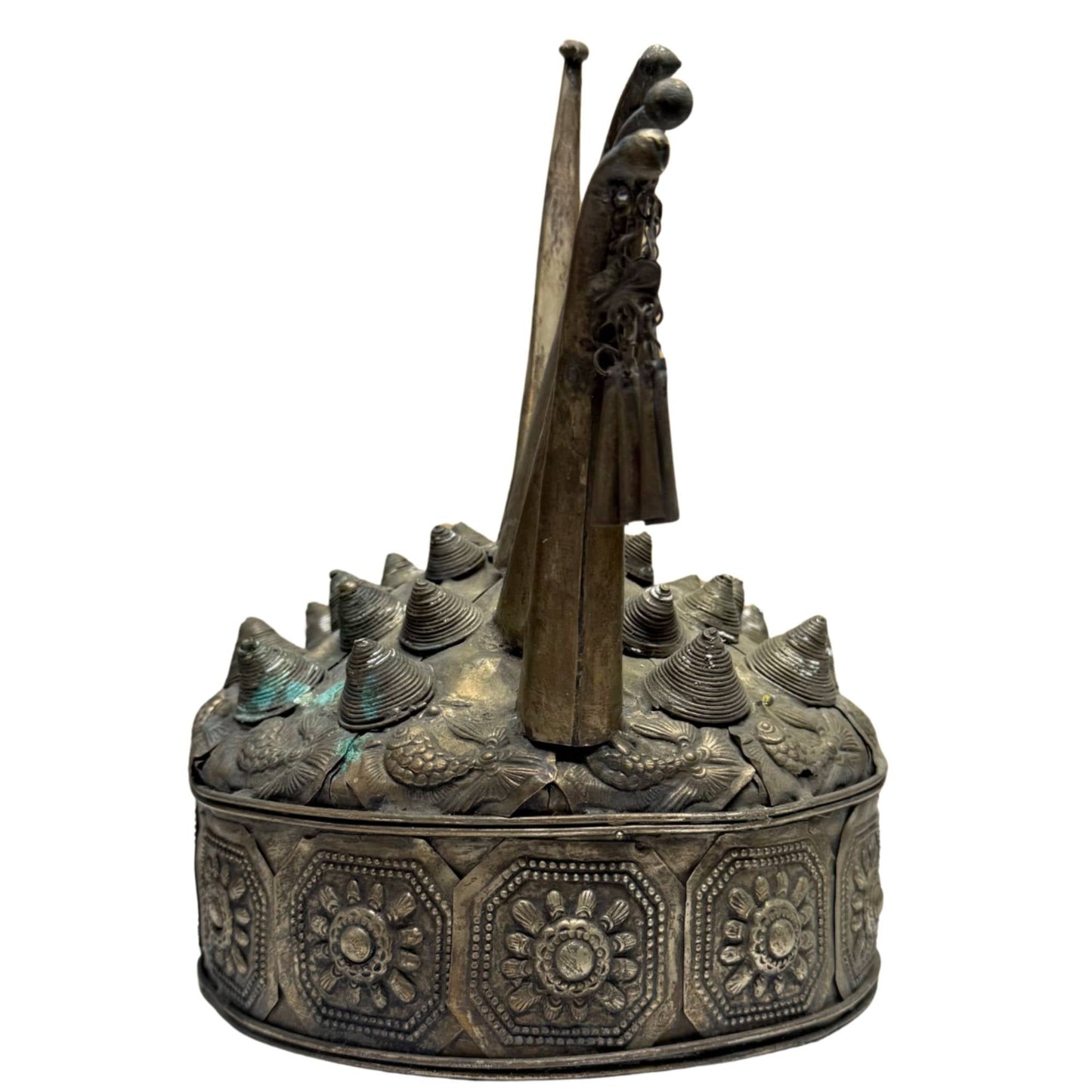 Zeldzame Miao sjamanenkroon met originele hangende bellen, antiek ritueel object met krachtige ceremoniële uitstraling