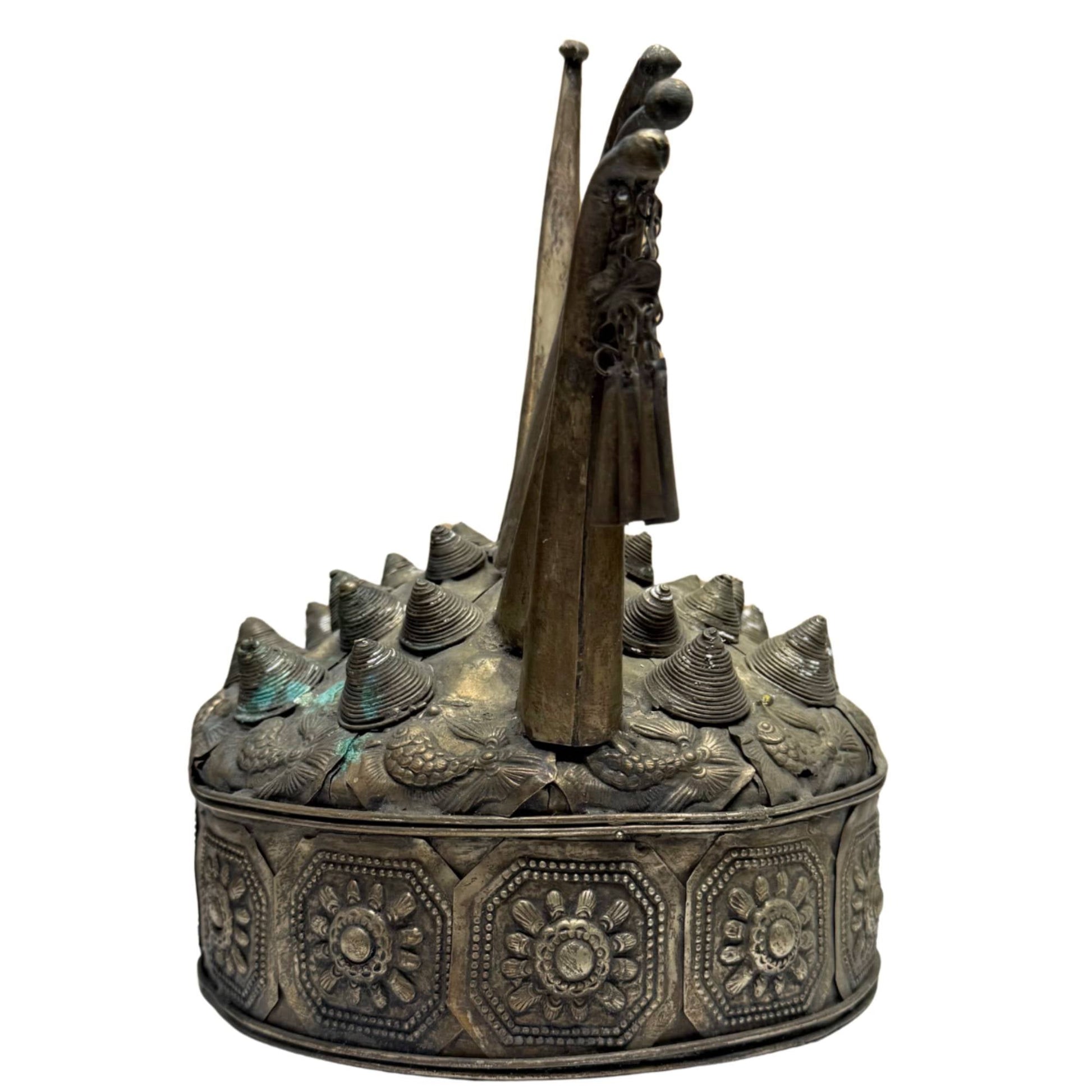 Zeldzame Miao sjamanenkroon met originele hangende bellen, antiek ritueel object met krachtige ceremoniële uitstraling