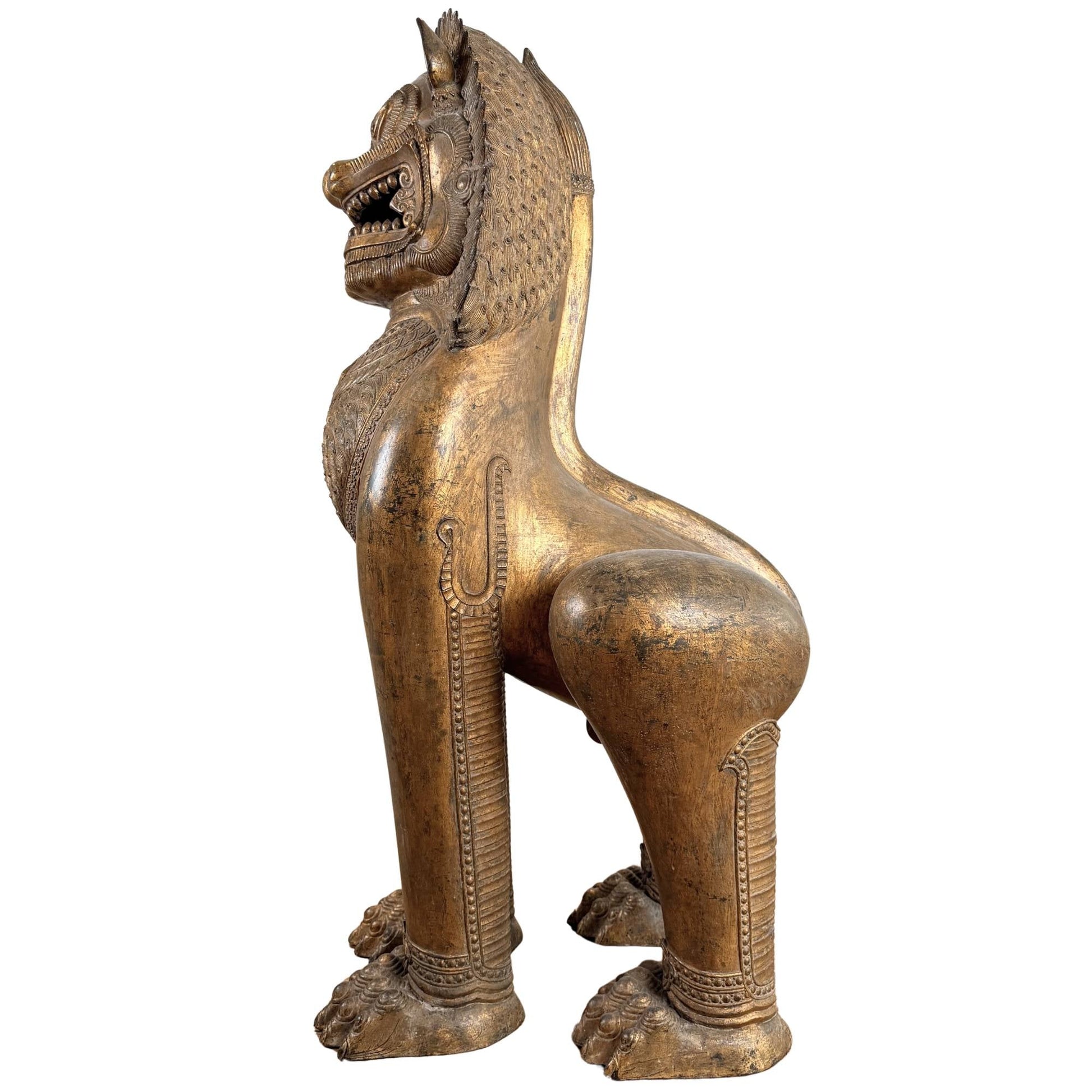 Zeldzame Siamese Singha guardian lion, antiek verguld tempelbeeld met sterke spirituele en beschermende betekenis
