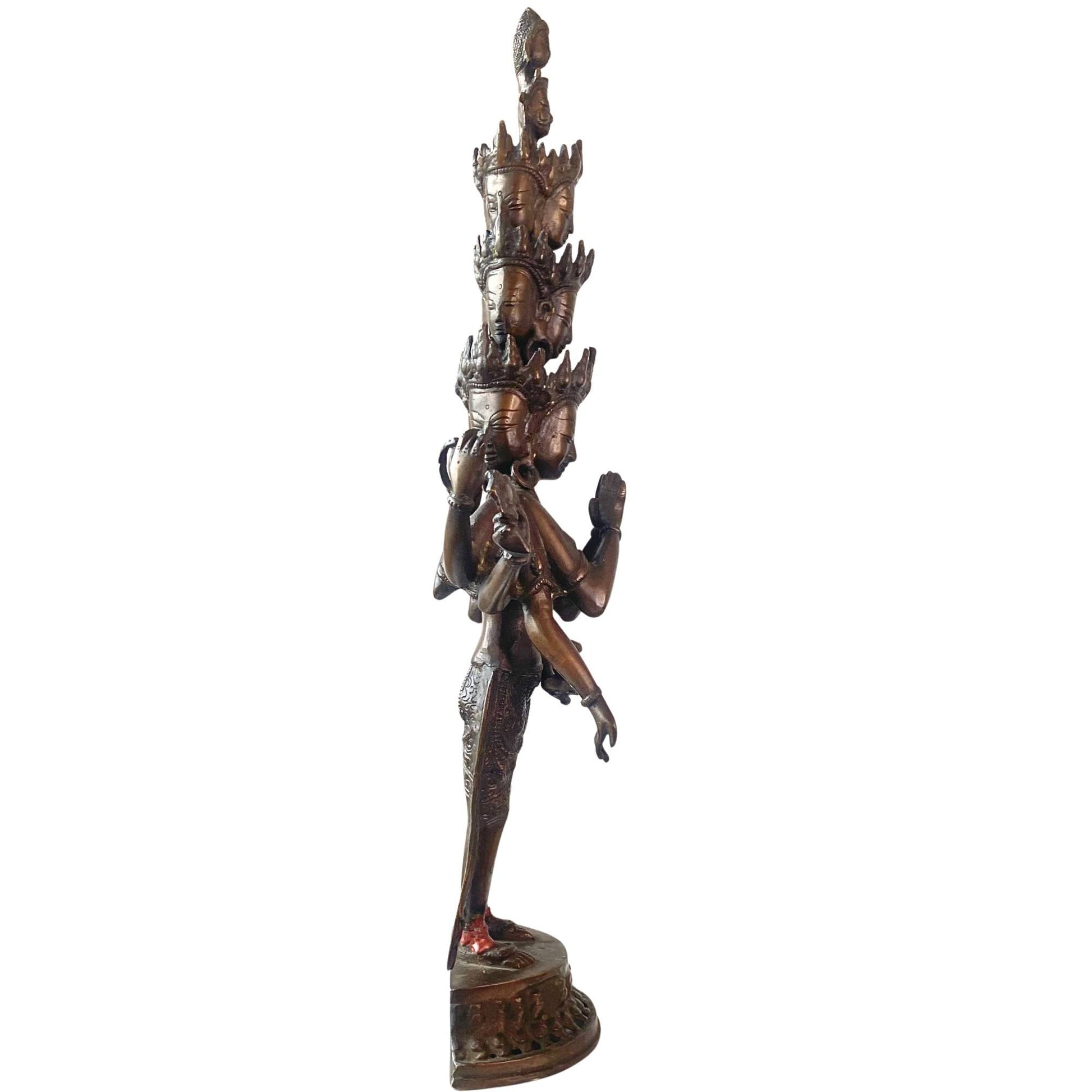 Zijaanzicht van groot Boeddhistisch altaarbeeld Avalokiteshvara