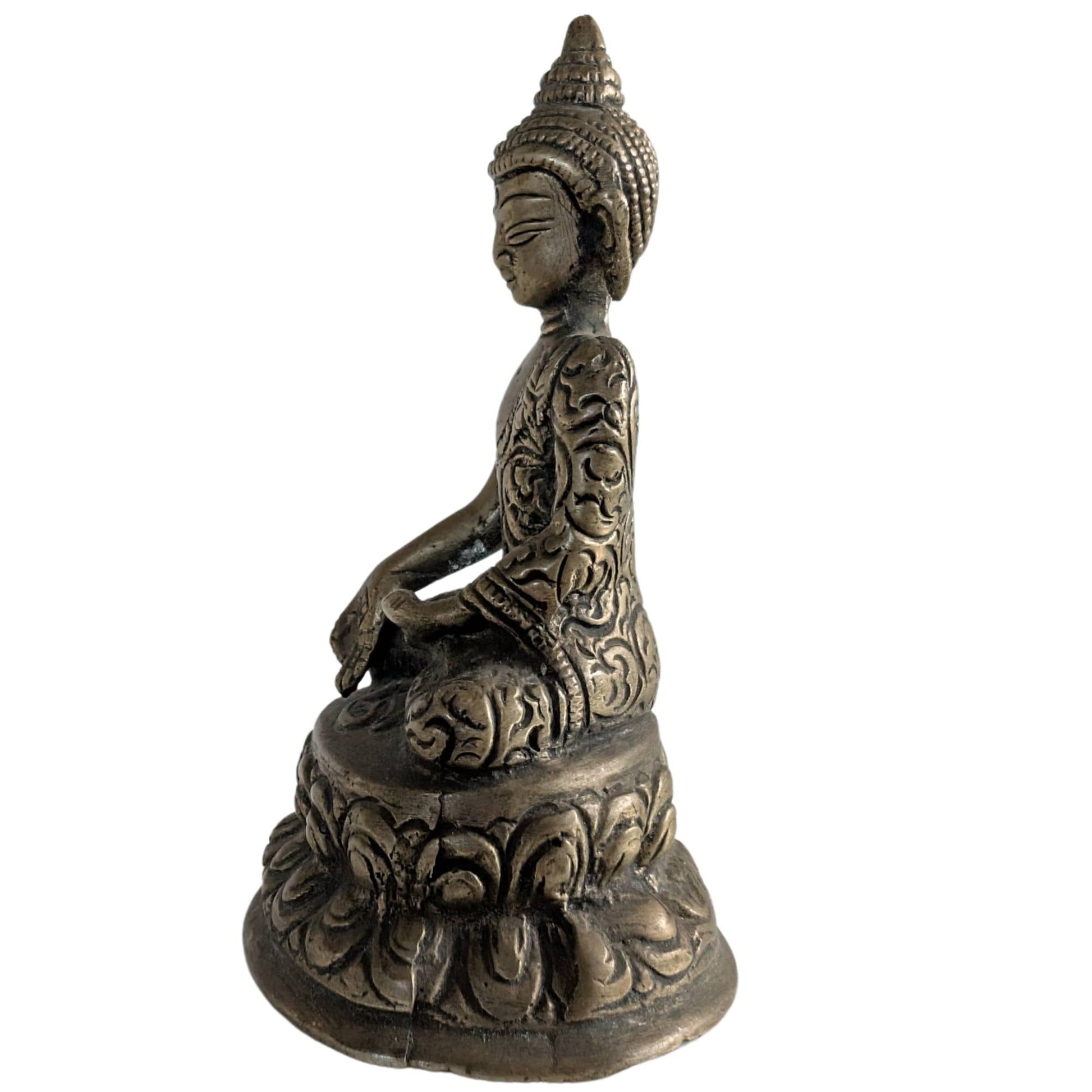 Zijaanzicht van de zittende Boeddha figuur in traditionele Nepalese stijl.