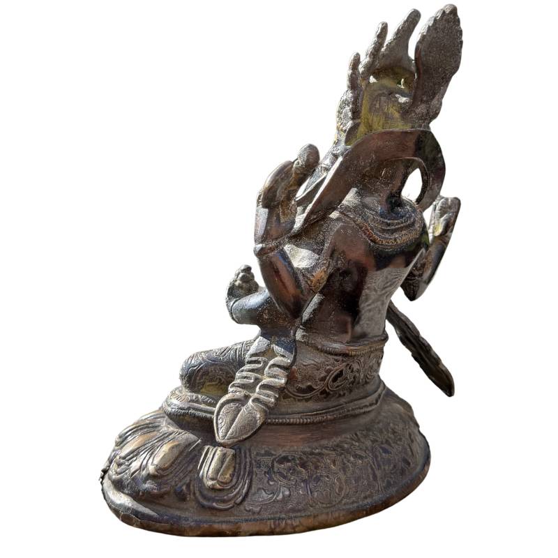 Zijaanzicht van het 20 cm bronzen Ganesha beeld, tonend de diepte van het gietwerk en de verfijnde contouren.