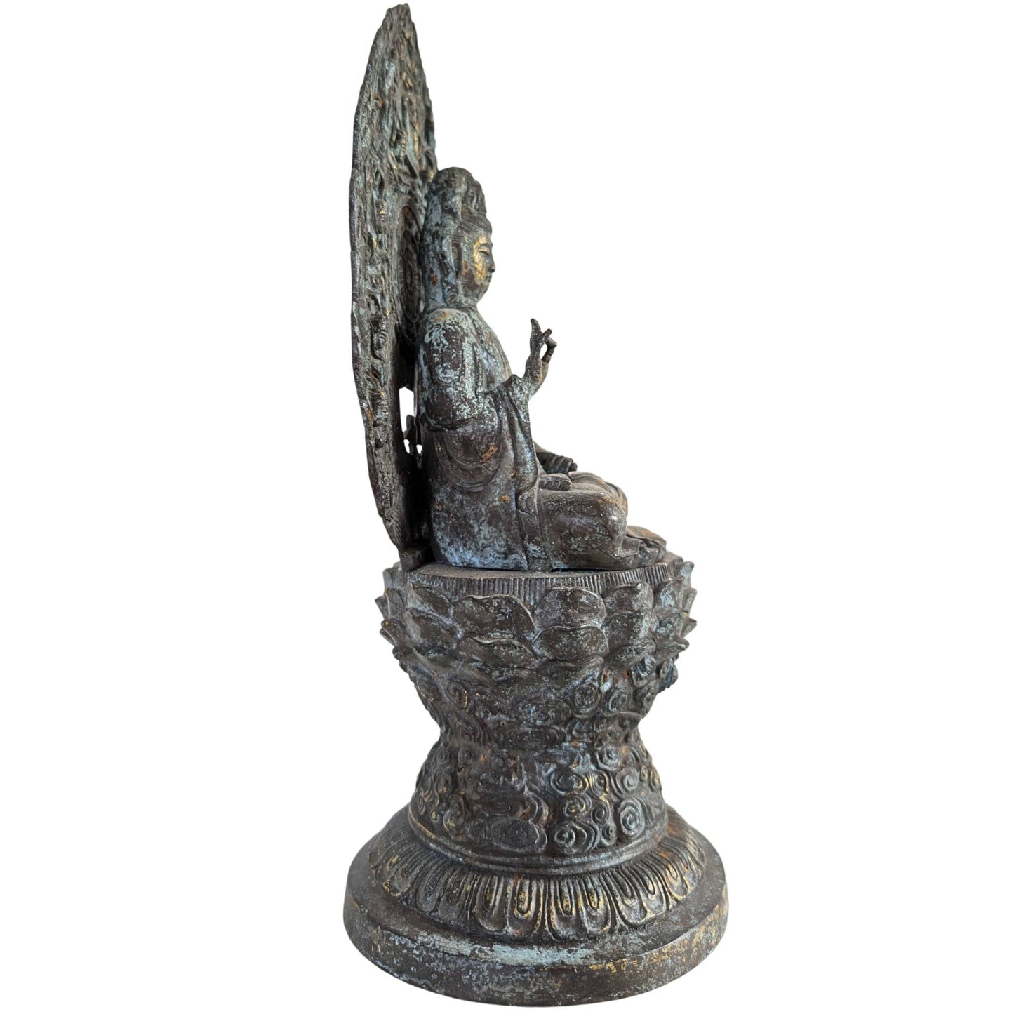 Zijaanzicht van de monumentale Guanyin met nadruk op de diepe mandorla achter de figuur.