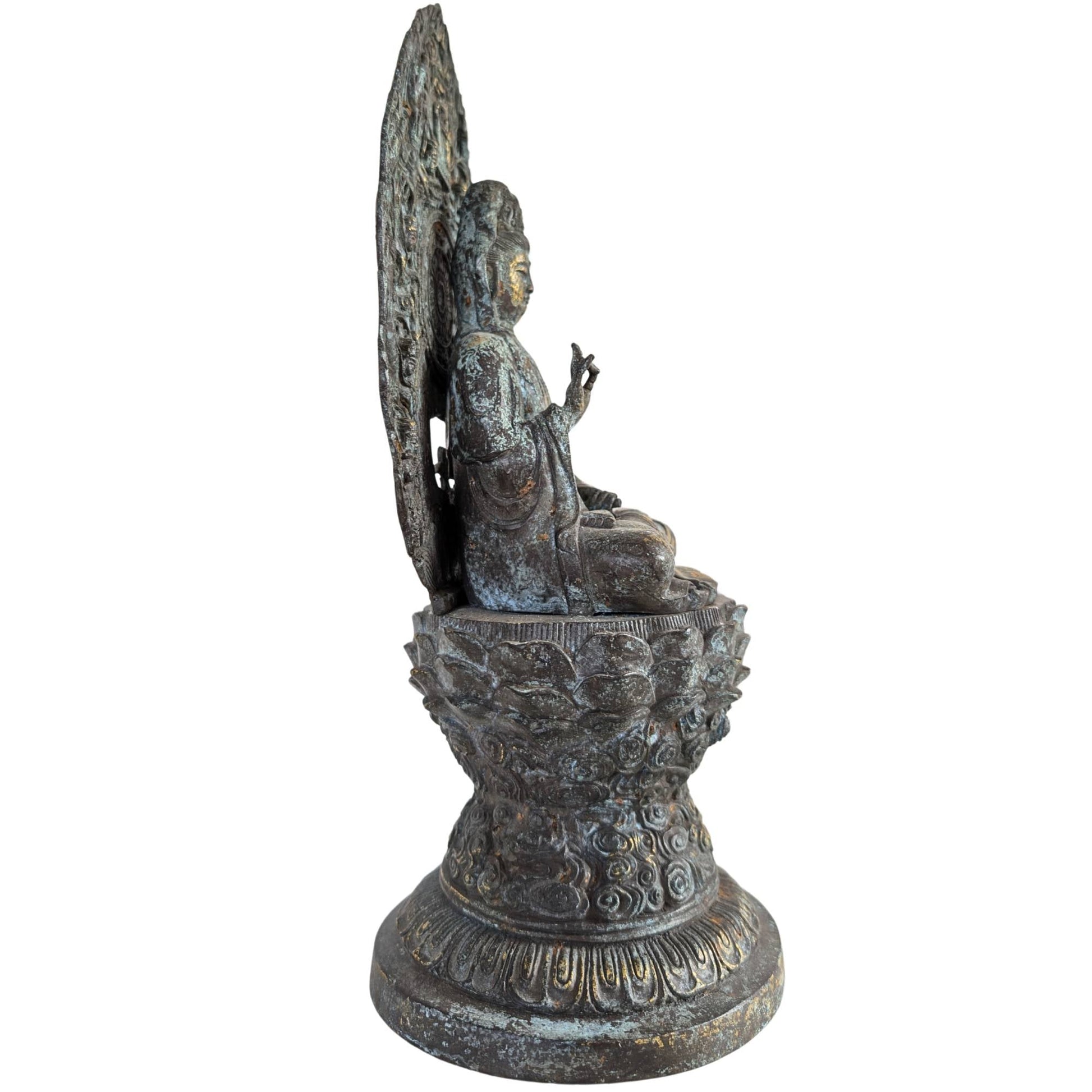 Zijaanzicht van de monumentale Guanyin met nadruk op de diepe mandorla achter de figuur.