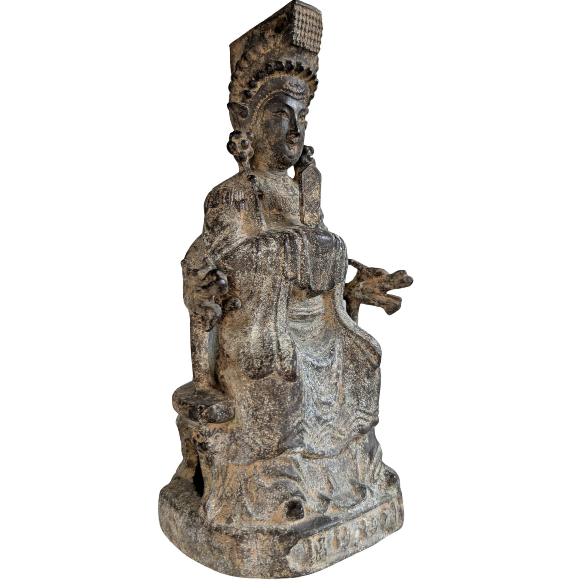 Zijaanzicht Guanyin in meditatieve houding met losse Hu-tablet attribuut.