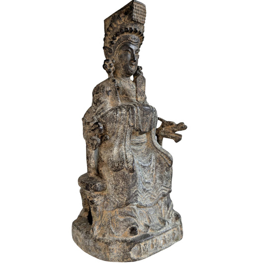 Zijaanzicht Guanyin in meditatieve houding met losse Hu-tablet attribuut.