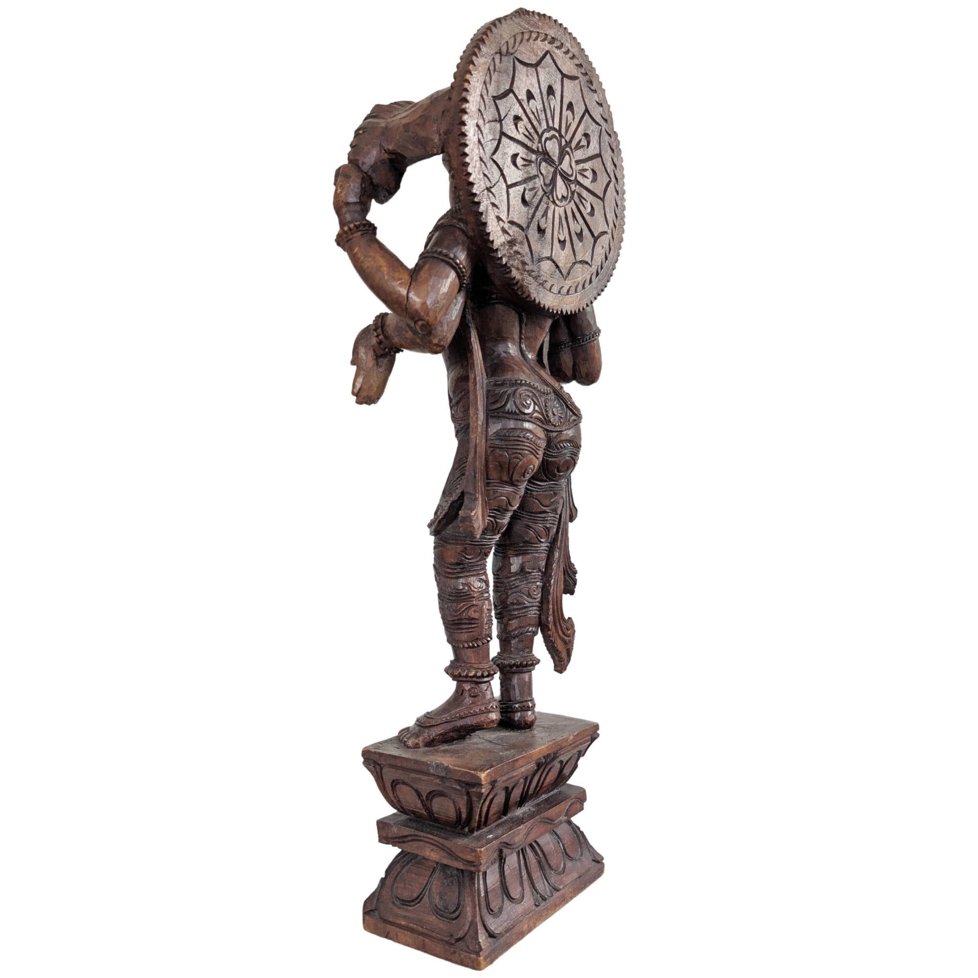 Profiel van het handgesneden houten Vishnu beeld uit India.