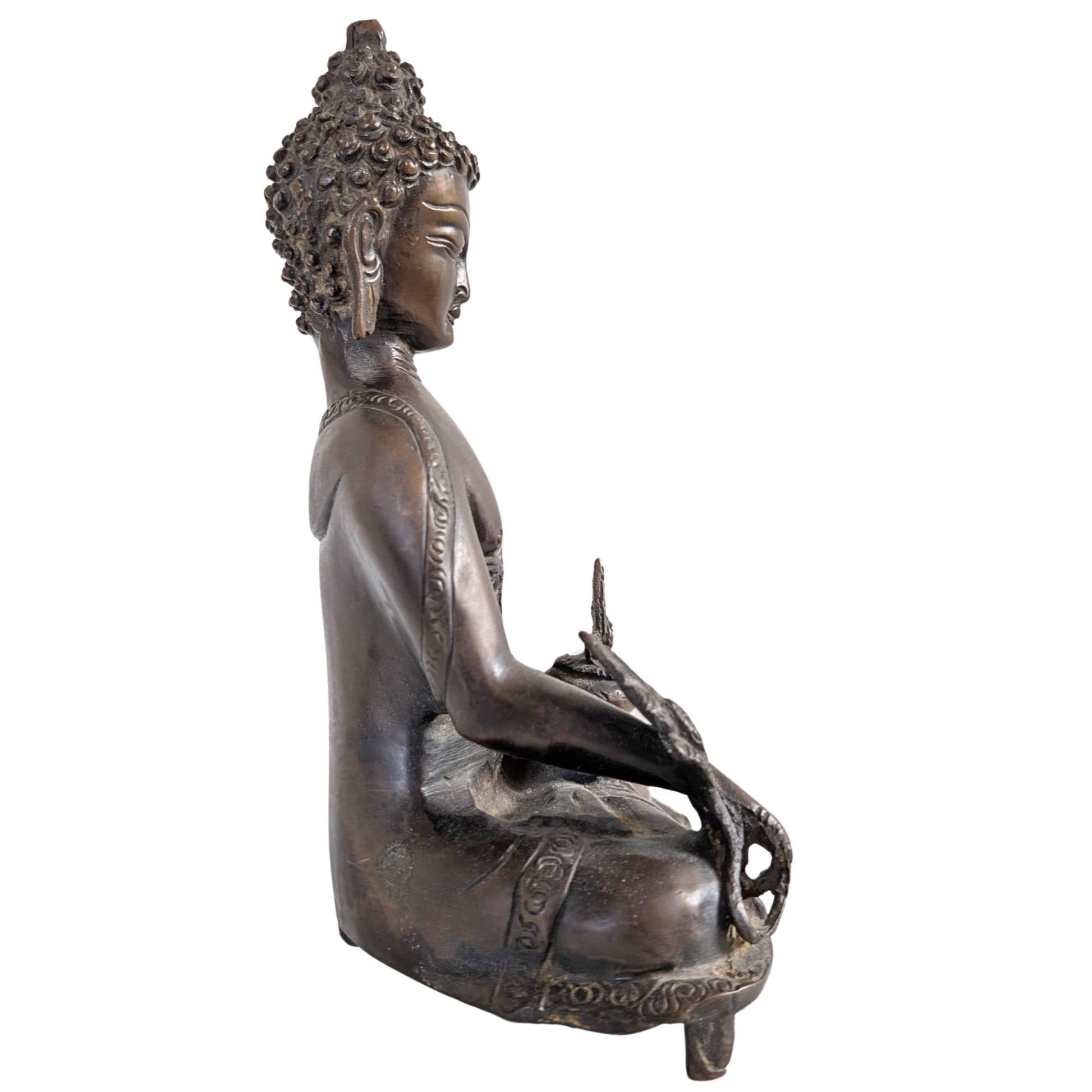 Zijaanzicht van het massief gegoten bronzen Medicijn Boeddha beeld van 2 kg.