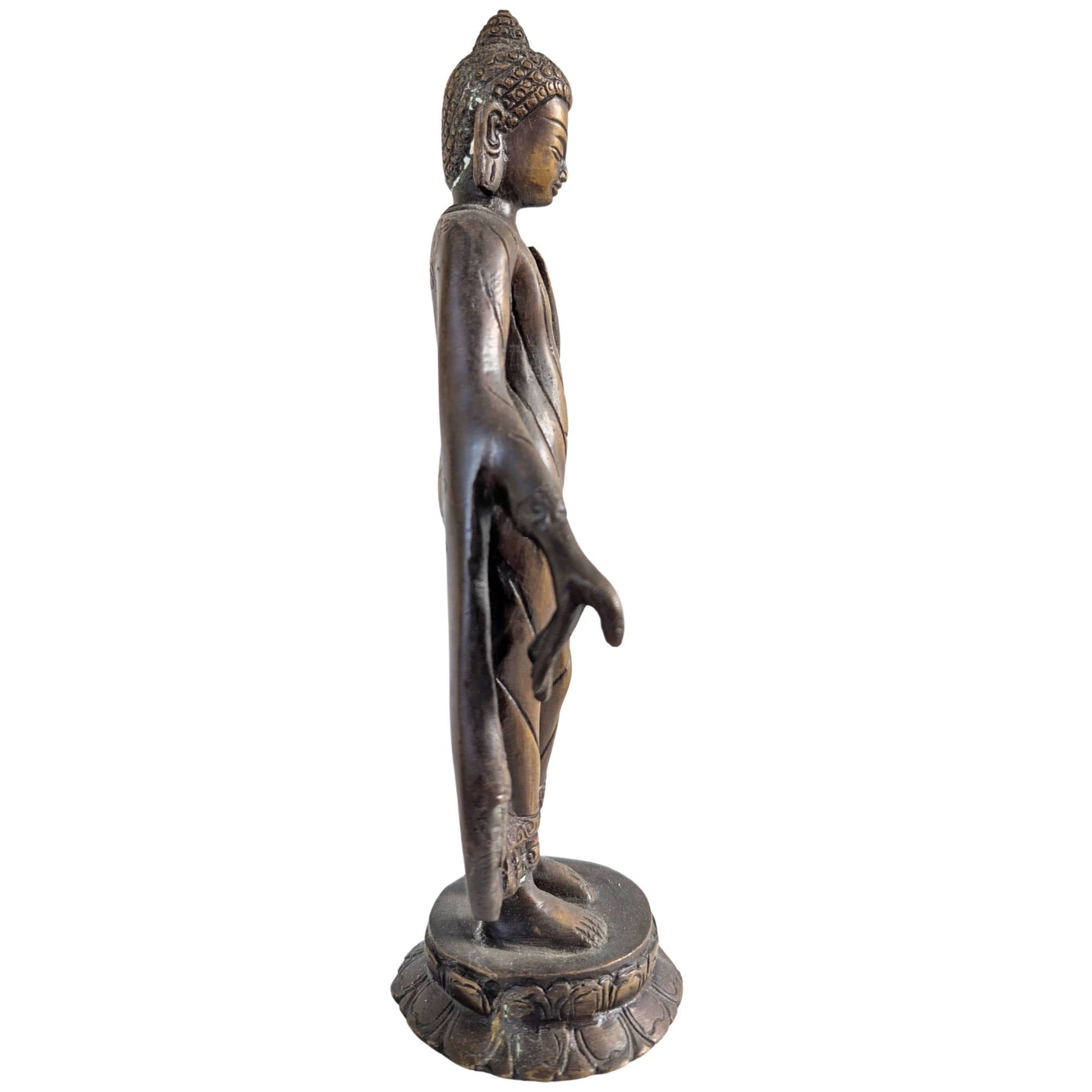 Zijaanzicht van de staande Boeddha figuur met vloeiende gewaden in brons.