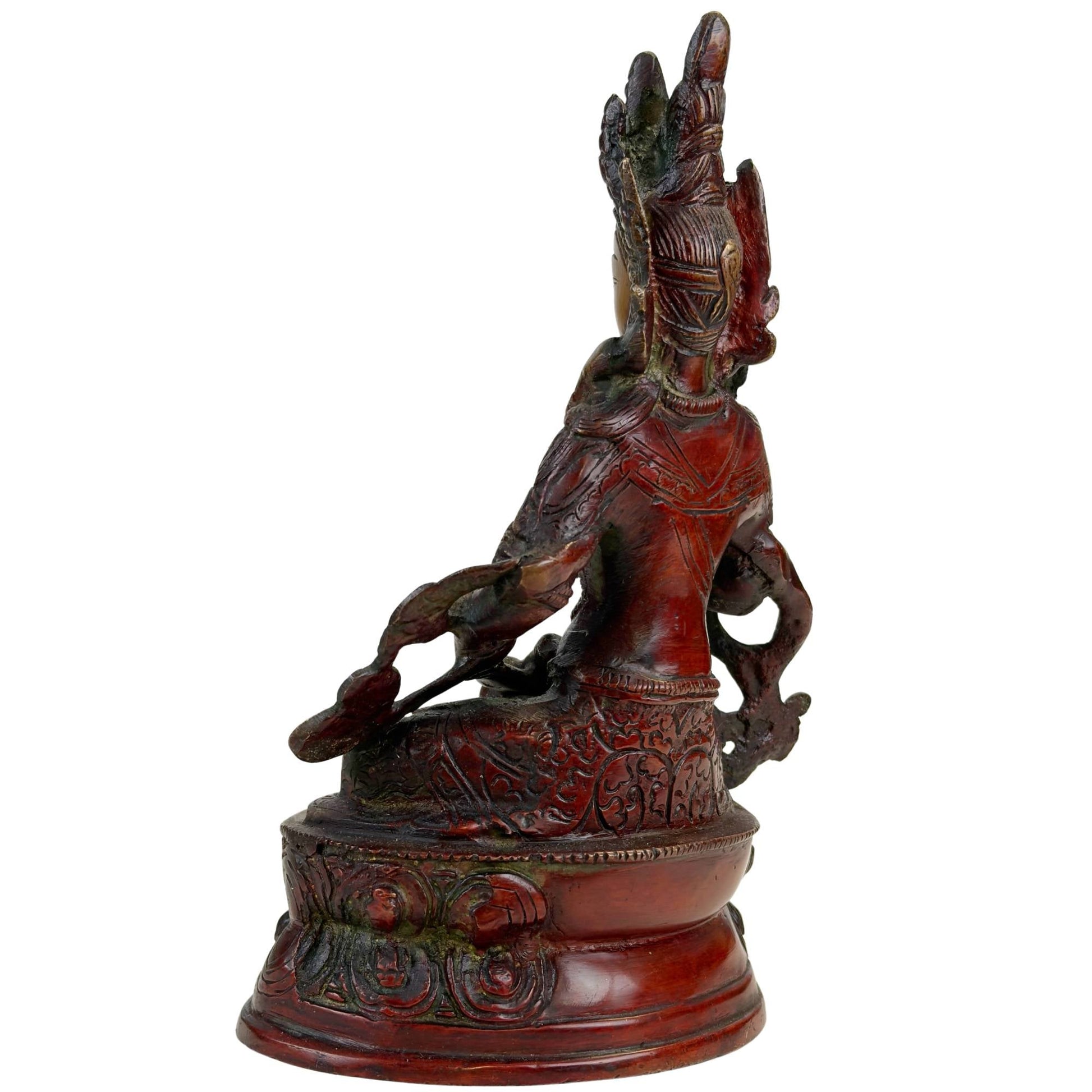 Zijaanzicht van verguld bronzen Vajrasattva beeld met hoge kroon, lotusbasis en diepe roodgroene patina