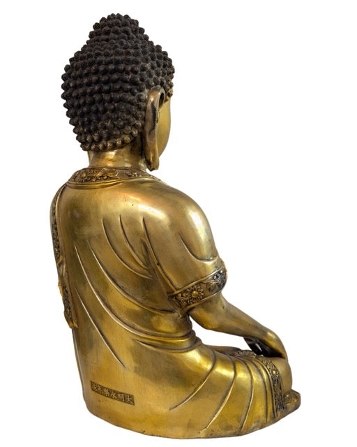 Zijaanzicht van de 42 cm hoge vergulde Buddha met verfijnde proporties.