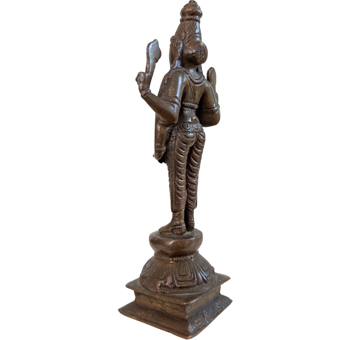 Zijaanzicht van de 17 cm hoge bronzen Vishnu uit Tamil Nadu.